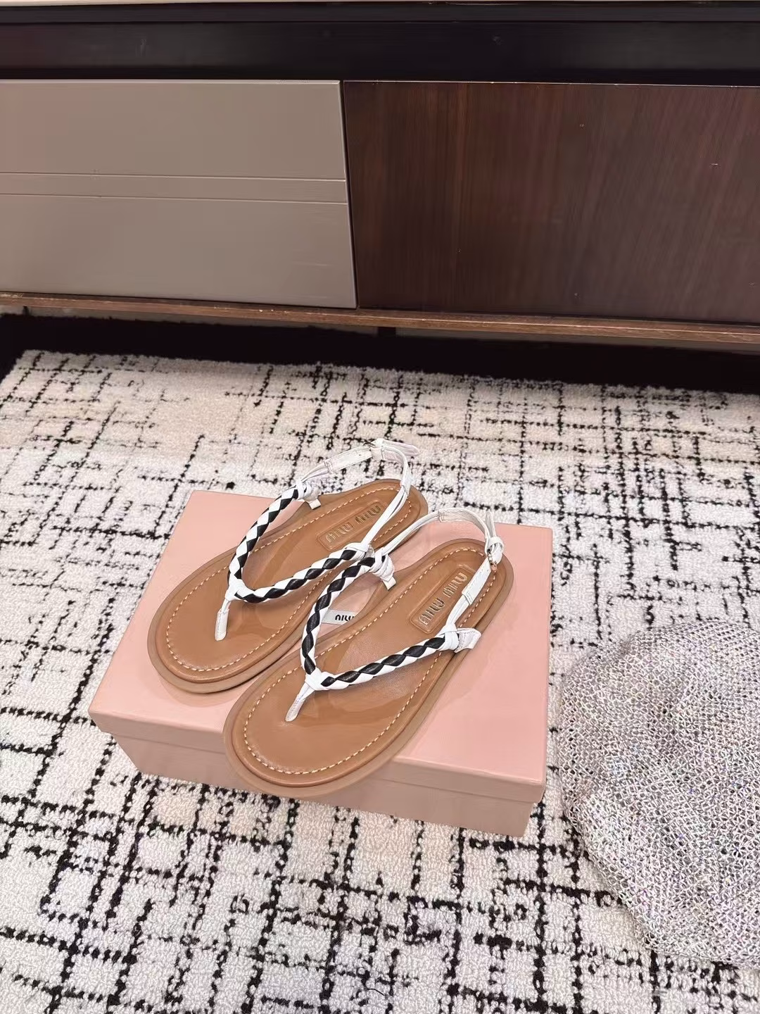 Miu Miu 25ss Spring and Summer catwalk style thong sandals, the latest model, thong logoWomen's summer slippers, soft and fluffy on the feet,Skin-friendly, soft and comfortable, gorgeous craftsmanship creates exquisite three-dimensional texture, reinterpreting the classic aesthetics of sandals