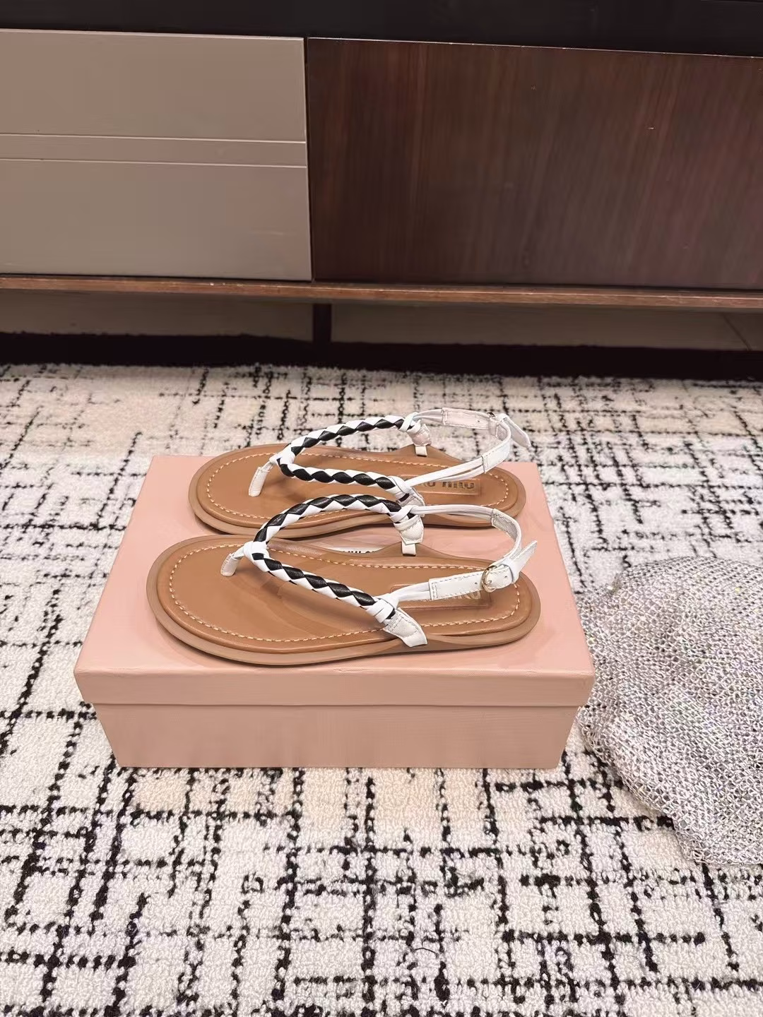 Miu Miu 25ss Spring and Summer catwalk style thong sandals, the latest model, thong logoWomen's summer slippers, soft and fluffy on the feet,Skin-friendly, soft and comfortable, gorgeous craftsmanship creates exquisite three-dimensional texture, reinterpreting the classic aesthetics of sandals