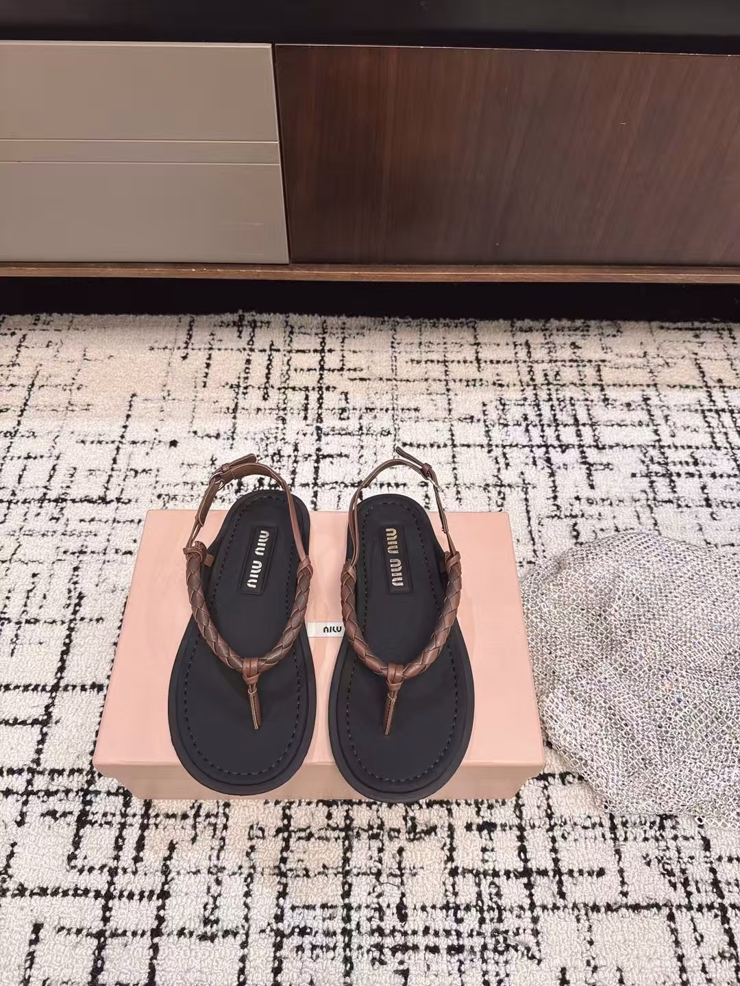 Miu Miu 25ss Spring and Summer catwalk style thong sandals, the latest model, thong logoWomen's summer slippers, soft and fluffy on the feet,Skin-friendly, soft and comfortable, gorgeous craftsmanship creates exquisite three-dimensional texture, reinterpreting the classic aesthetics of sandals