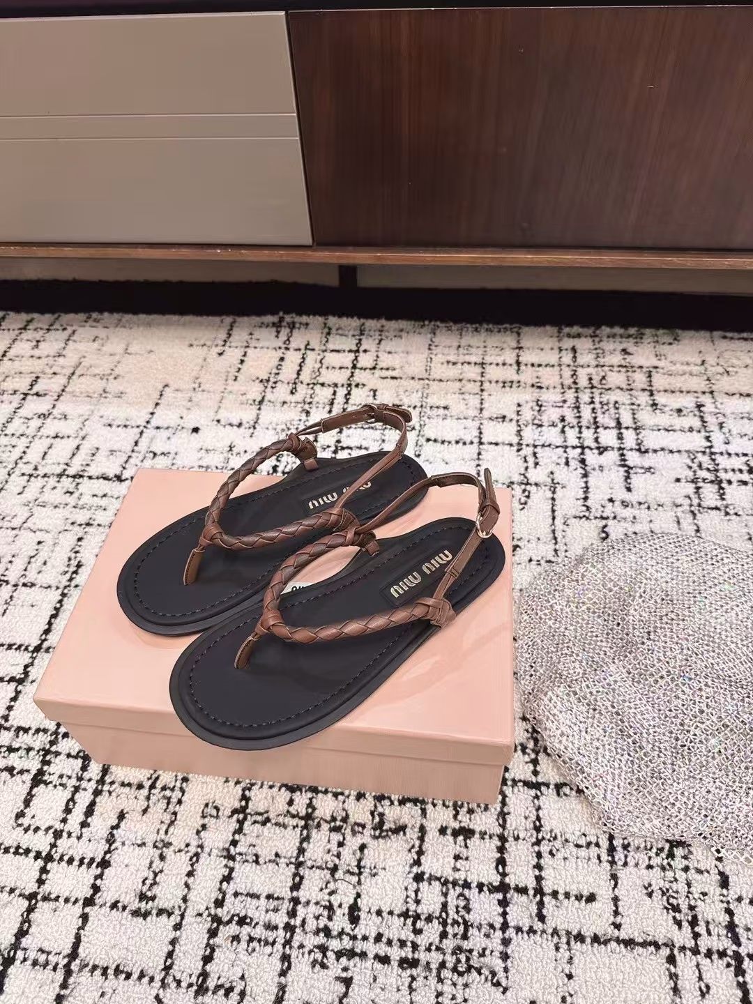 Miu Miu 25ss Spring and Summer catwalk style thong sandals, the latest model, thong logoWomen's summer slippers, soft and fluffy on the feet,Skin-friendly, soft and comfortable, gorgeous craftsmanship creates exquisite three-dimensional texture, reinterpreting the classic aesthetics of sandals