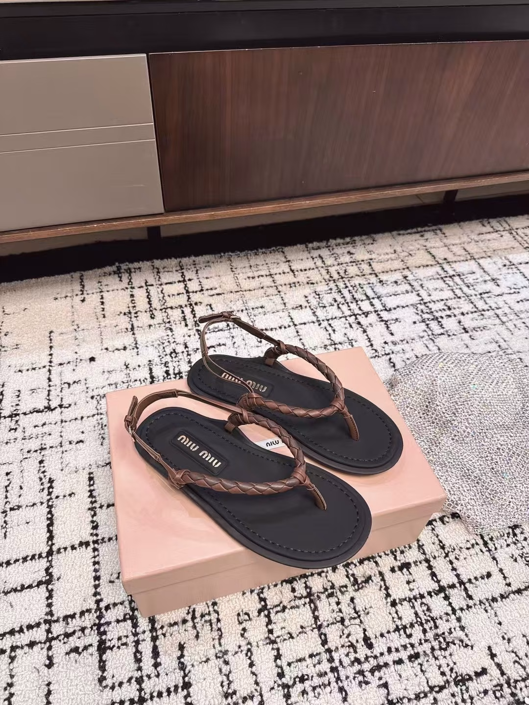 Miu Miu 25ss Spring and Summer catwalk style thong sandals, the latest model, thong logoWomen's summer slippers, soft and fluffy on the feet,Skin-friendly, soft and comfortable, gorgeous craftsmanship creates exquisite three-dimensional texture, reinterpreting the classic aesthetics of sandals