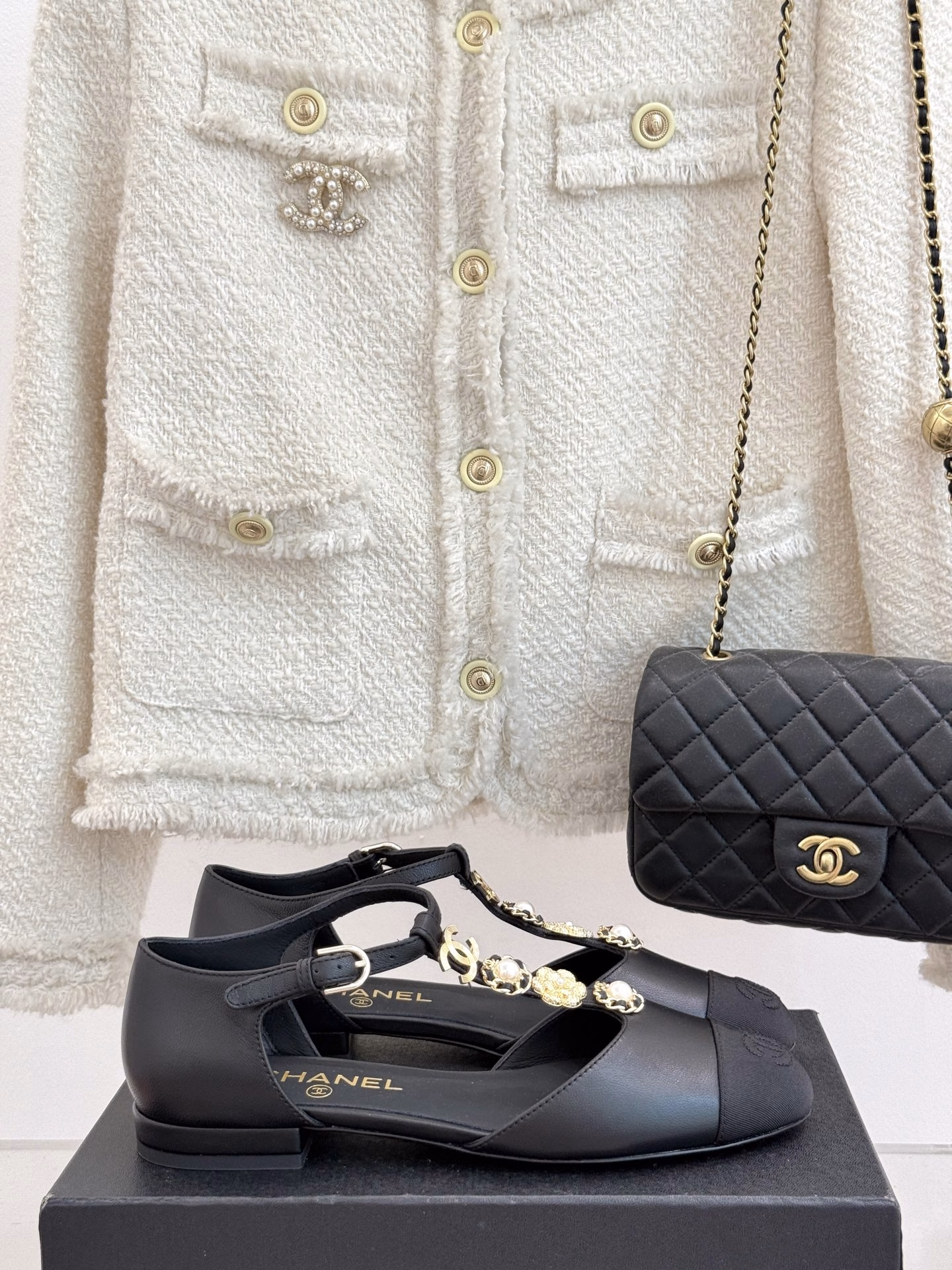 Chanel classic spring and summer double C buckleT-strap Mary Jane shoesI fell in love with it at first sight. It's no exaggeration~This is probably the charm of Chanel. It always understands girls.Although it looks cold, it has a special feeling when paired with black stockings.It is the latest model this year🤩🤩🤩I know you will like it and it looks good on your feet.The rounded tip of the last is not picky about the foot shape. It can also make wide and fat feet look thin.The stitching of cloth head and skin surface is very visually impactful.The inner lining is made of sheepskin, which is super soft and comfortable~Italian A-grade through-dyed leather outsole