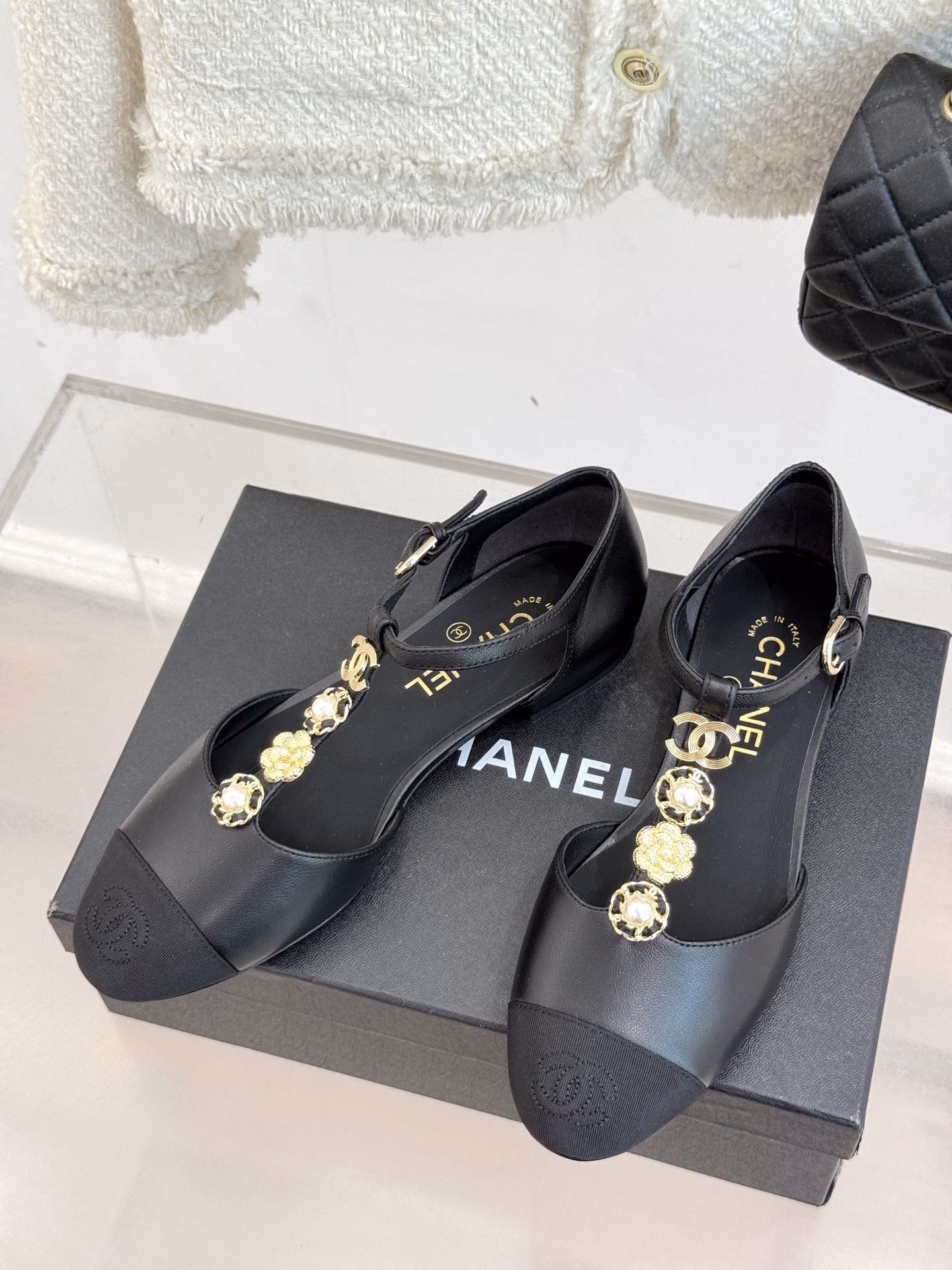 Chanel classic spring and summer double C buckleT-strap Mary Jane shoesI fell in love with it at first sight. It's no exaggeration~This is probably the charm of Chanel. It always understands girls.Although it looks cold, it has a special feeling when paired with black stockings.It is the latest model this year🤩🤩🤩I know you will like it and it looks good on your feet.The rounded tip of the last is not picky about the foot shape. It can also make wide and fat feet look thin.The stitching of cloth head and skin surface is very visually impactful.The inner lining is made of sheepskin, which is super soft and comfortable~Italian A-grade through-dyed leather outsole