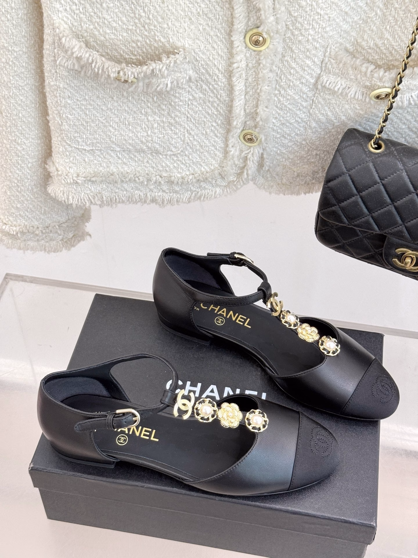 Chanel classic spring and summer double C buckleT-strap Mary Jane shoesI fell in love with it at first sight. It's no exaggeration~This is probably the charm of Chanel. It always understands girls.Although it looks cold, it has a special feeling when paired with black stockings.It is the latest model this year🤩🤩🤩I know you will like it and it looks good on your feet.The rounded tip of the last is not picky about the foot shape. It can also make wide and fat feet look thin.The stitching of cloth head and skin surface is very visually impactful.The inner lining is made of sheepskin, which is super soft and comfortable~Italian A-grade through-dyed leather outsole