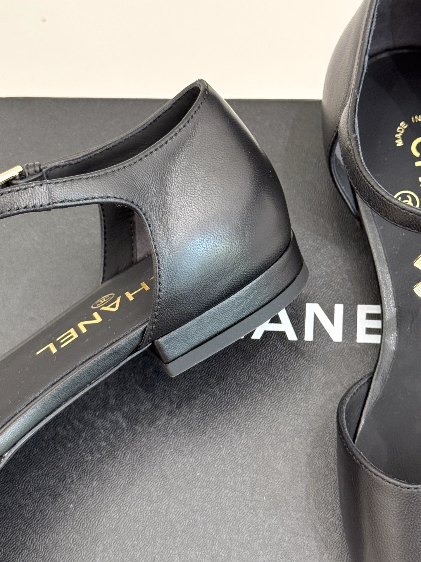 Chanel classic spring and summer double C buckleT-strap Mary Jane shoesI fell in love with it at first sight. It's no exaggeration~This is probably the charm of Chanel. It always understands girls.Although it looks cold, it has a special feeling when paired with black stockings.It is the latest model this year🤩🤩🤩I know you will like it and it looks good on your feet.The rounded tip of the last is not picky about the foot shape. It can also make wide and fat feet look thin.The stitching of cloth head and skin surface is very visually impactful.The inner lining is made of sheepskin, which is super soft and comfortable~Italian A-grade through-dyed leather outsole
