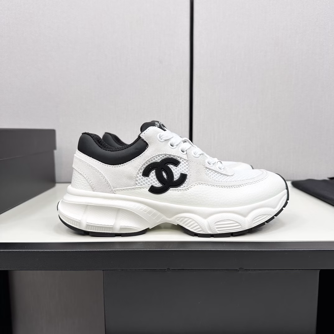 CHANE thick-soled panda sneakersChanel 2025ss popular panda shoes🐼Color matching thick-soled casual sneakersSynchronized with counters Very popular in counters A very hard-to-buy shoe The most popular thick-soled panda shoes on the Internet It is conceivable that Chanel fans cannot miss it. The combination of beauty and comfort Simple and versatile white shoes Thick soles increase height Super versatile, buy it with your eyes closed😍Whoever wears it will look good