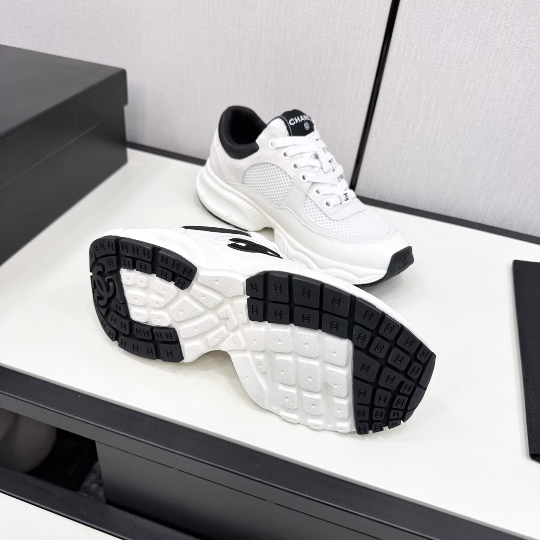 CHANE thick-soled panda sneakersChanel 2025ss popular panda shoes🐼Color matching thick-soled casual sneakersSynchronized with counters Very popular in counters A very hard-to-buy shoe The most popular thick-soled panda shoes on the Internet It is conceivable that Chanel fans cannot miss it. The combination of beauty and comfort Simple and versatile white shoes Thick soles increase height Super versatile, buy it with your eyes closed😍Whoever wears it will look good