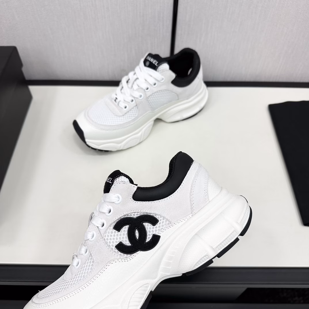CHANE thick-soled panda sneakersChanel 2025ss popular panda shoes🐼Color matching thick-soled casual sneakersSynchronized with counters Very popular in counters A very hard-to-buy shoe The most popular thick-soled panda shoes on the Internet It is conceivable that Chanel fans cannot miss it. The combination of beauty and comfort Simple and versatile white shoes Thick soles increase height Super versatile, buy it with your eyes closed😍Whoever wears it will look good