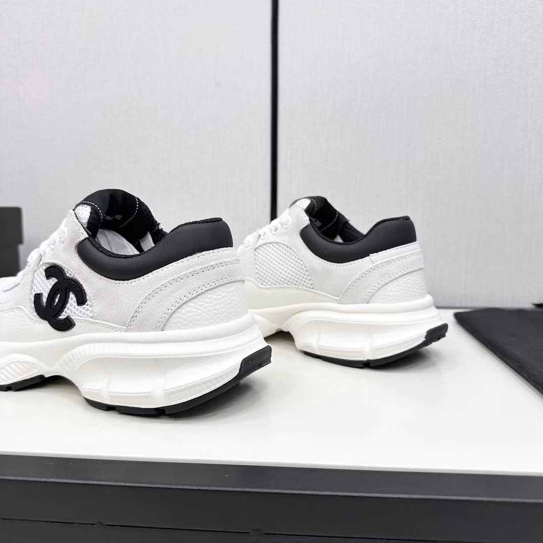 CHANE thick-soled panda sneakersChanel 2025ss popular panda shoes🐼Color matching thick-soled casual sneakersSynchronized with counters Very popular in counters A very hard-to-buy shoe The most popular thick-soled panda shoes on the Internet It is conceivable that Chanel fans cannot miss it. The combination of beauty and comfort Simple and versatile white shoes Thick soles increase height Super versatile, buy it with your eyes closed😍Whoever wears it will look good