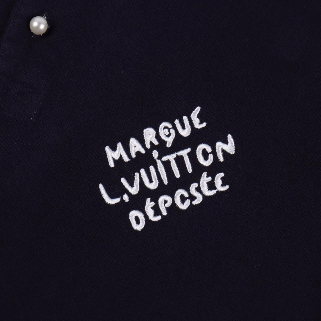 Louis Vuitton LV 24SS colorblock signature Polo short-sleeved T-shirtThe new polo is an absolute hit. It looks great when worn. The counter price is 9650💰. The yarn is 51-count long-staple cotton, which is thicker than the previous knitted short-sleeved shirts. The Stoll 12-gauge raglan sleeve pattern. The collar is custom-made by a professional shirt factory. The fabric is ultra-fine cotton twill with full overlock technology. There is no visible thread. The buttons are custom-made pearl buttons. The most important detail is naturally the first one with the logo. The embroidery is Tajima's three-dimensional embroidery. The effect has been modified many times. The hem is slightly elastic. The cuffs are double-layered seams that can be folded and worn. Ready to stock