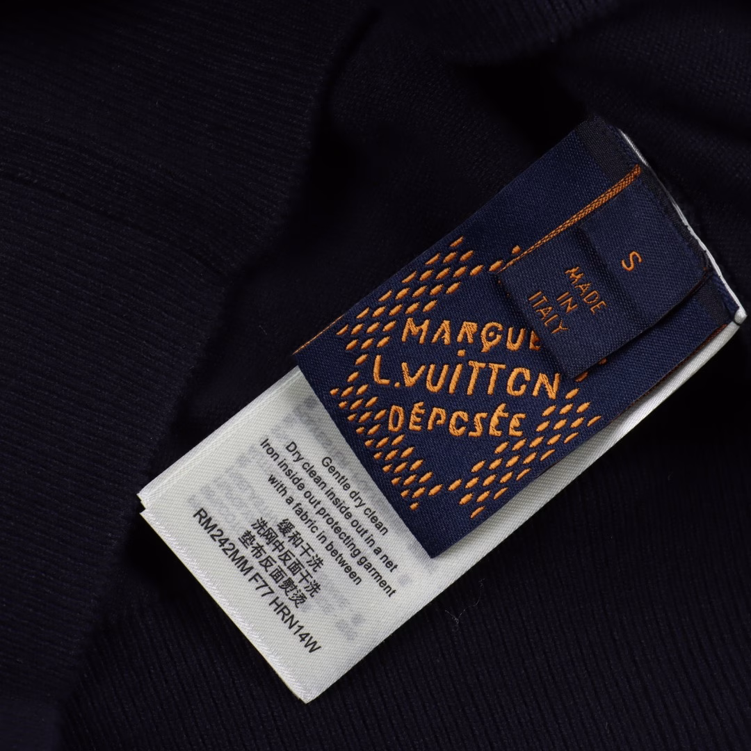 Louis Vuitton LV 24SS colorblock signature Polo short-sleeved T-shirtThe new polo is an absolute hit. It looks great when worn. The counter price is 9650💰. The yarn is 51-count long-staple cotton, which is thicker than the previous knitted short-sleeved shirts. The Stoll 12-gauge raglan sleeve pattern. The collar is custom-made by a professional shirt factory. The fabric is ultra-fine cotton twill with full overlock technology. There is no visible thread. The buttons are custom-made pearl buttons. The most important detail is naturally the first one with the logo. The embroidery is Tajima's three-dimensional embroidery. The effect has been modified many times. The hem is slightly elastic. The cuffs are double-layered seams that can be folded and worn. Ready to stock