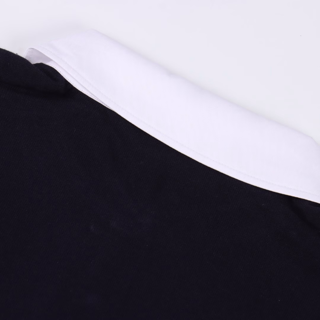 Louis Vuitton LV 24SS colorblock signature Polo short-sleeved T-shirtThe new polo is an absolute hit. It looks great when worn. The counter price is 9650💰. The yarn is 51-count long-staple cotton, which is thicker than the previous knitted short-sleeved shirts. The Stoll 12-gauge raglan sleeve pattern. The collar is custom-made by a professional shirt factory. The fabric is ultra-fine cotton twill with full overlock technology. There is no visible thread. The buttons are custom-made pearl buttons. The most important detail is naturally the first one with the logo. The embroidery is Tajima's three-dimensional embroidery. The effect has been modified many times. The hem is slightly elastic. The cuffs are double-layered seams that can be folded and worn. Ready to stock