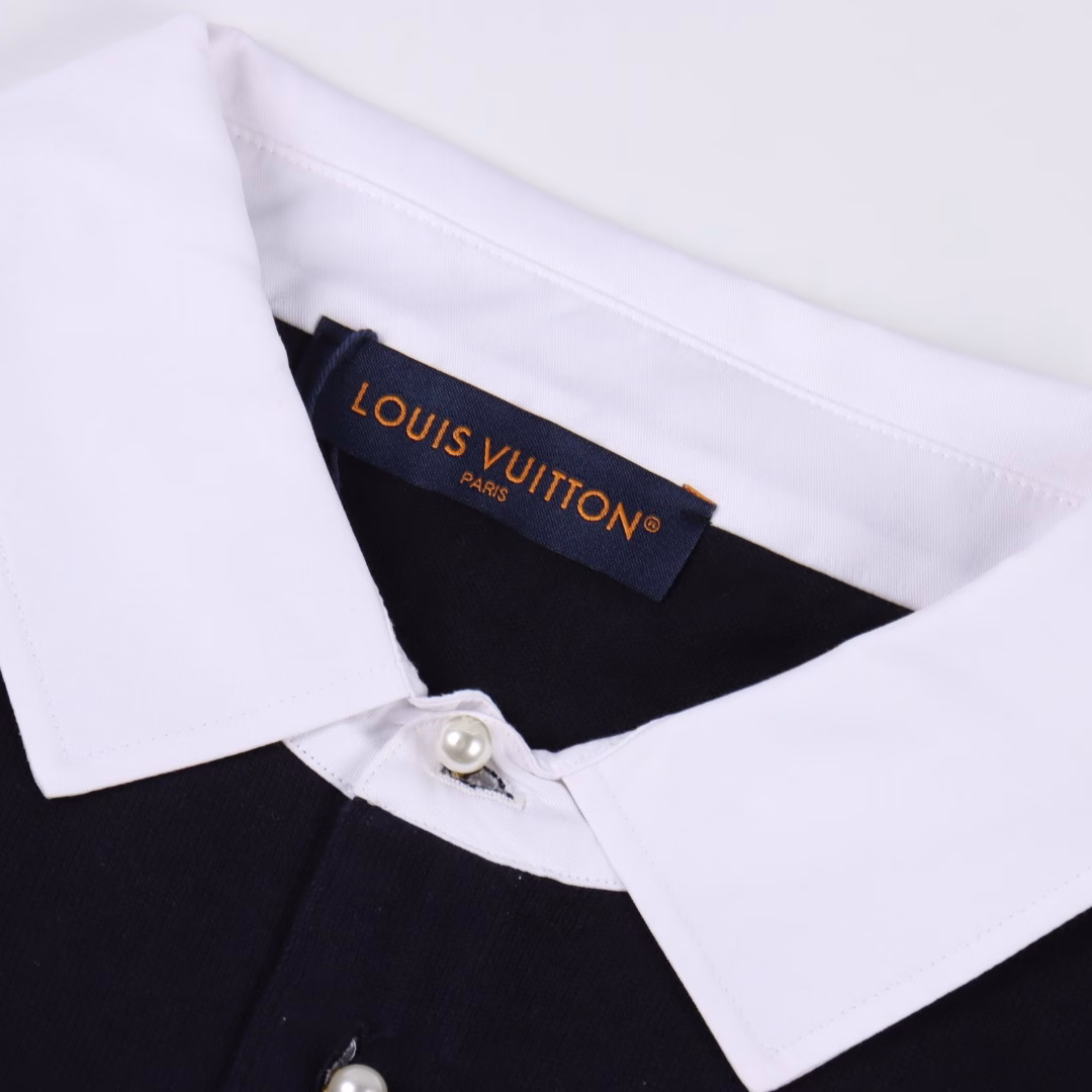 Louis Vuitton LV 24SS colorblock signature Polo short-sleeved T-shirtThe new polo is an absolute hit. It looks great when worn. The counter price is 9650💰. The yarn is 51-count long-staple cotton, which is thicker than the previous knitted short-sleeved shirts. The Stoll 12-gauge raglan sleeve pattern. The collar is custom-made by a professional shirt factory. The fabric is ultra-fine cotton twill with full overlock technology. There is no visible thread. The buttons are custom-made pearl buttons. The most important detail is naturally the first one with the logo. The embroidery is Tajima's three-dimensional embroidery. The effect has been modified many times. The hem is slightly elastic. The cuffs are double-layered seams that can be folded and worn. Ready to stock