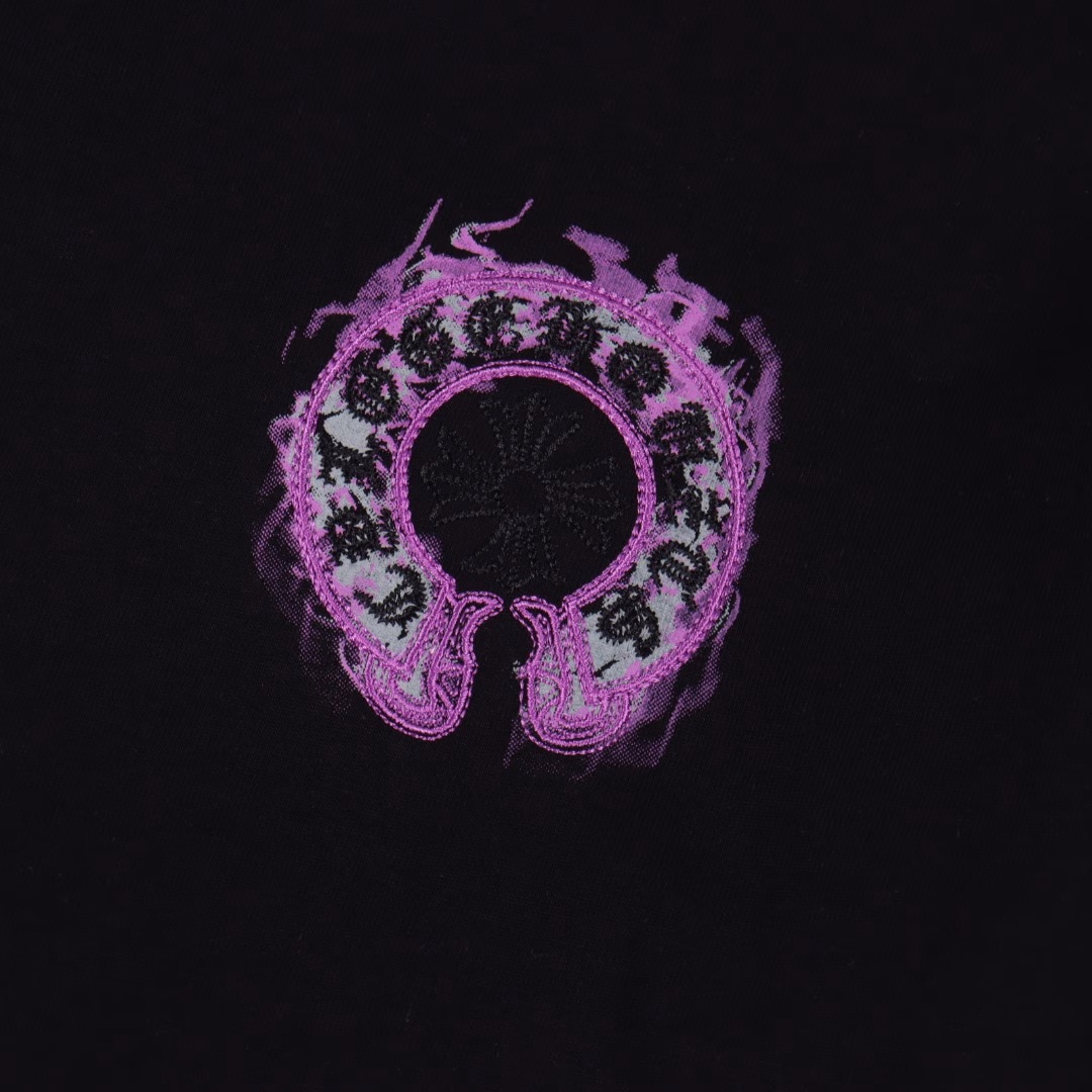 Chrome Hearts Purple Horseshoe Short Sleeve T-shirtPrinted by imported direct-injection machine. Hardware and accessories are all ground and customizedCorrect configuration Black 2025 Chrome Hearts genuine packaging 280g custom-dyed double yarn cotton Large version Loose and stylish Different from the low version of the slim version The upper body is pulled hips Correct high-density main label Washable hangtag Hand-sewn