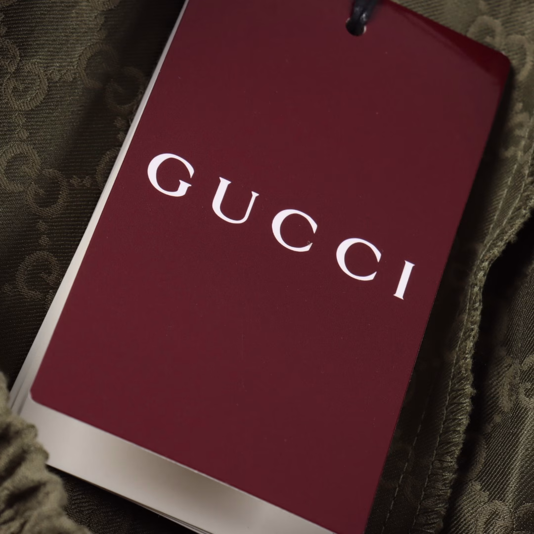Gucci GUC GG full print jacquard shortsOriginal purchase, custom woven jacquard poplin fabric, pure copper custom zipper, the outer fabric is the original color woven fabric, all cotton custom fabrics are coated, a super time-consuming, labor-intensive and material-intensive full-matched retro jacquard, the pockets are aligned, the rope is dyed and developed, and the rope hardware uses the original 95 high-precision copper. The inner lining is embroidered with eyelets and heavily developed. One to one original, three labels are complete.