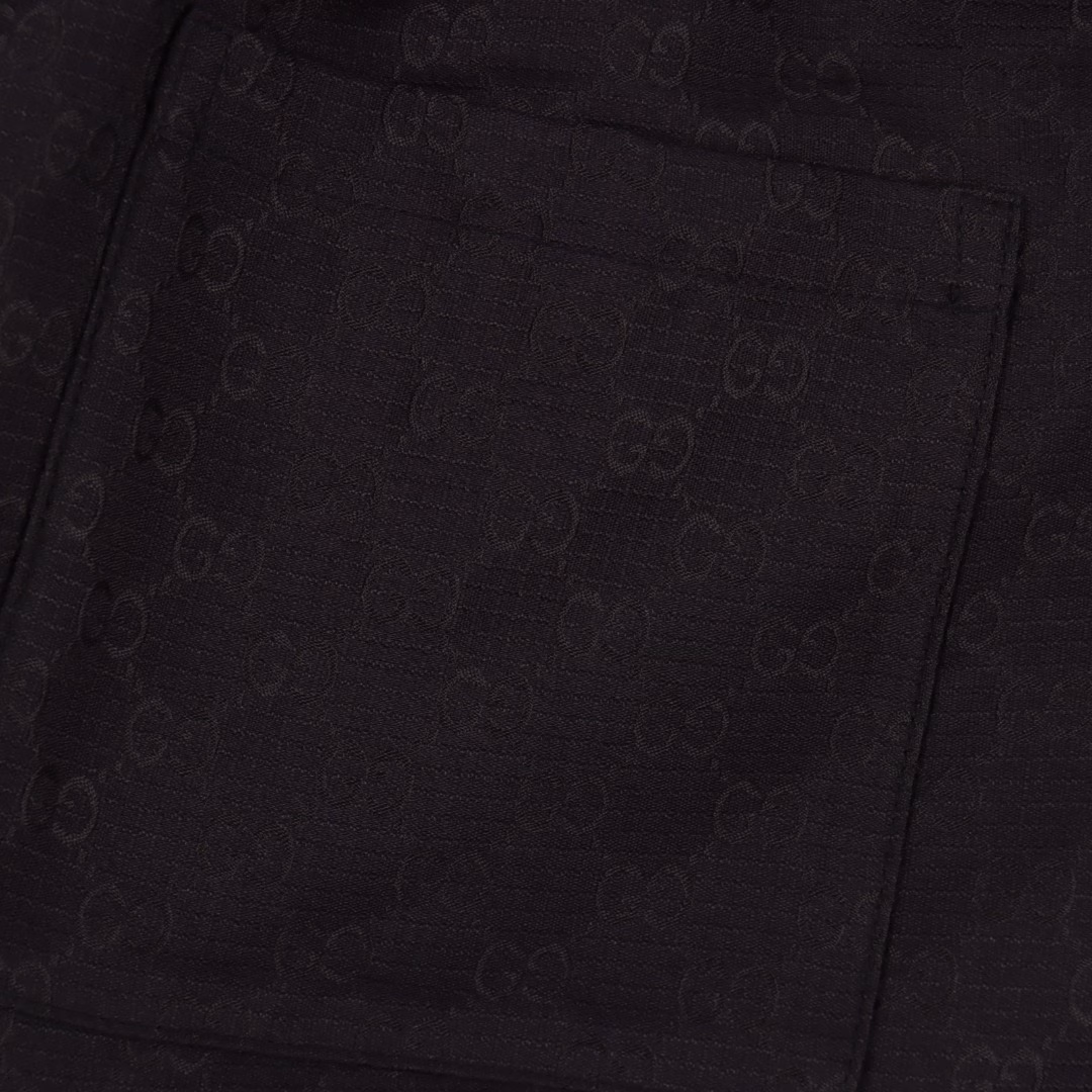 Gucci GUC GG full print jacquard shortsOriginal purchase, custom woven jacquard poplin fabric, pure copper custom zipper, the outer fabric is the original color woven fabric, all cotton custom fabrics are coated, a super time-consuming, labor-intensive and material-intensive full-matched retro jacquard, the pockets are aligned, the rope is dyed and developed, and the rope hardware uses the original 95 high-precision copper. The inner lining is embroidered with eyelets and heavily developed. One to one original, three labels are complete.
