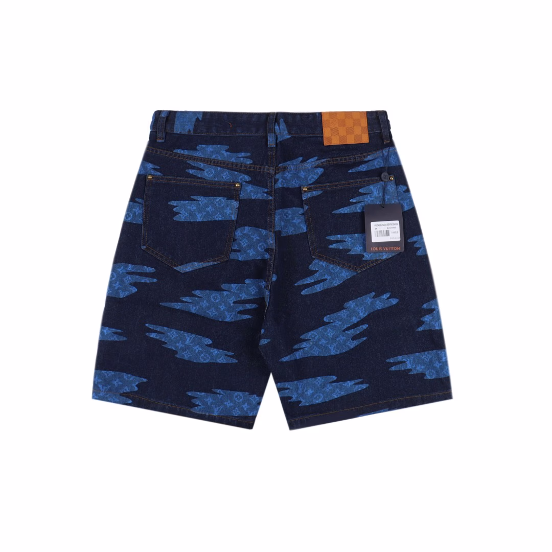 LOUIS VUITTON LV blue camouflage denim shortsMade of 480g washed dark blue denim, with 1v blason pattern all over the body, processed with exquisite special process, the popular color changes from light green to black and blue, matched with tops to create a graphic overall shape