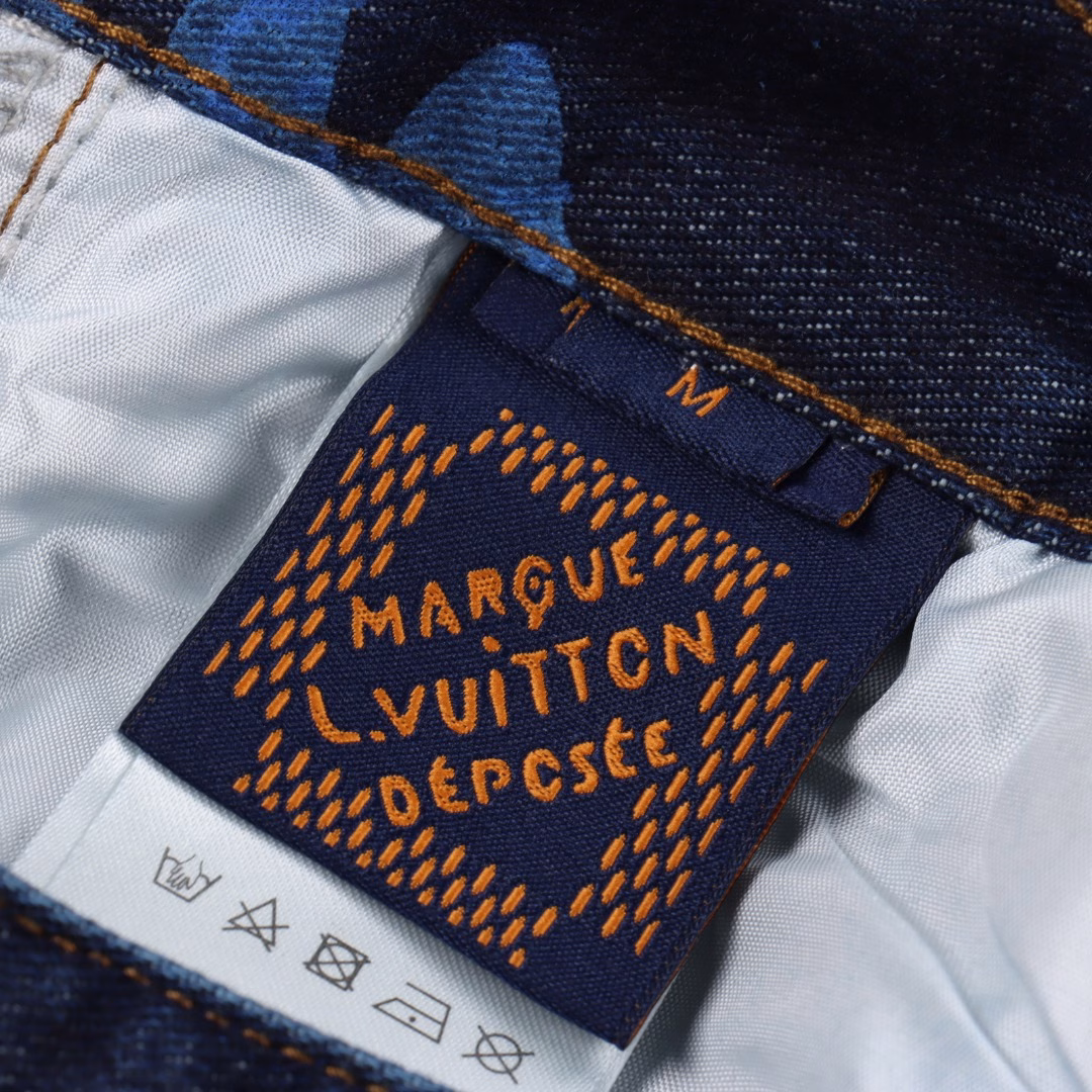 LOUIS VUITTON LV blue camouflage denim shortsMade of 480g washed dark blue denim, with 1v blason pattern all over the body, processed with exquisite special process, the popular color changes from light green to black and blue, matched with tops to create a graphic overall shape