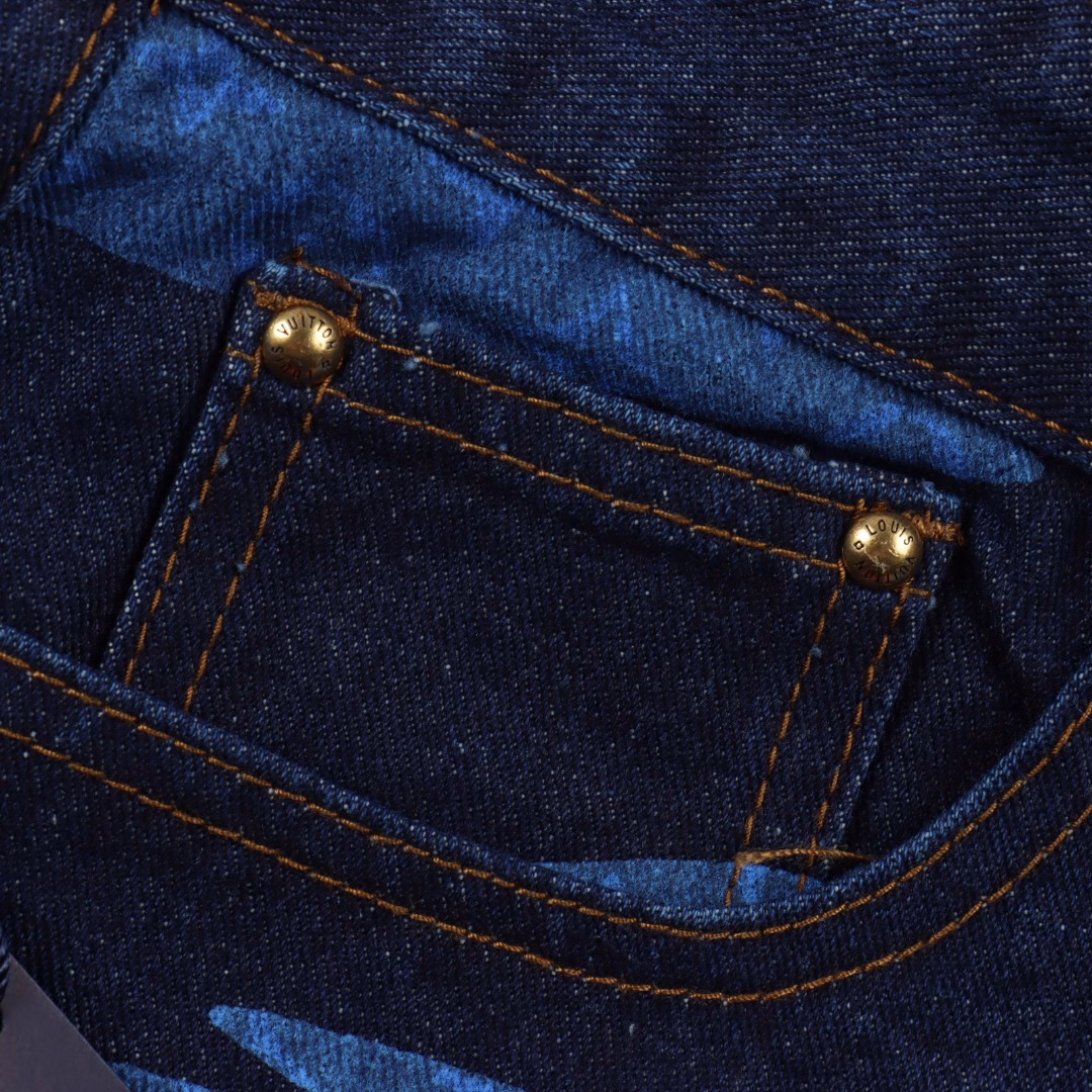 LOUIS VUITTON LV blue camouflage denim shortsMade of 480g washed dark blue denim, with 1v blason pattern all over the body, processed with exquisite special process, the popular color changes from light green to black and blue, matched with tops to create a graphic overall shape