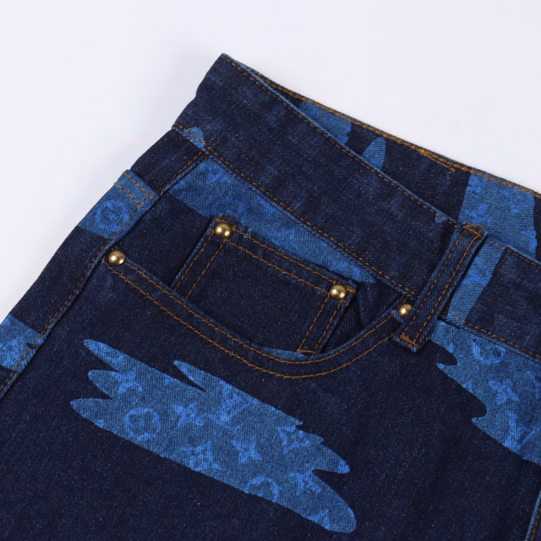 LOUIS VUITTON LV blue camouflage denim shortsMade of 480g washed dark blue denim, with 1v blason pattern all over the body, processed with exquisite special process, the popular color changes from light green to black and blue, matched with tops to create a graphic overall shape