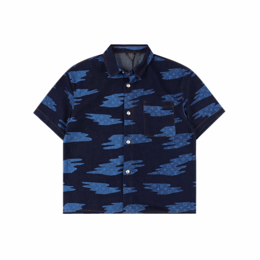 LOUIS VUITTON LV blue camouflage denim short-sleeved shirtMade of 480g washed dark blue denim, the whole body camouflage has 1v blason pattern, using exquisite special process processing, the popular color changes from light green to black and blue, matched with skateboard pants, creating a graphic overall shape