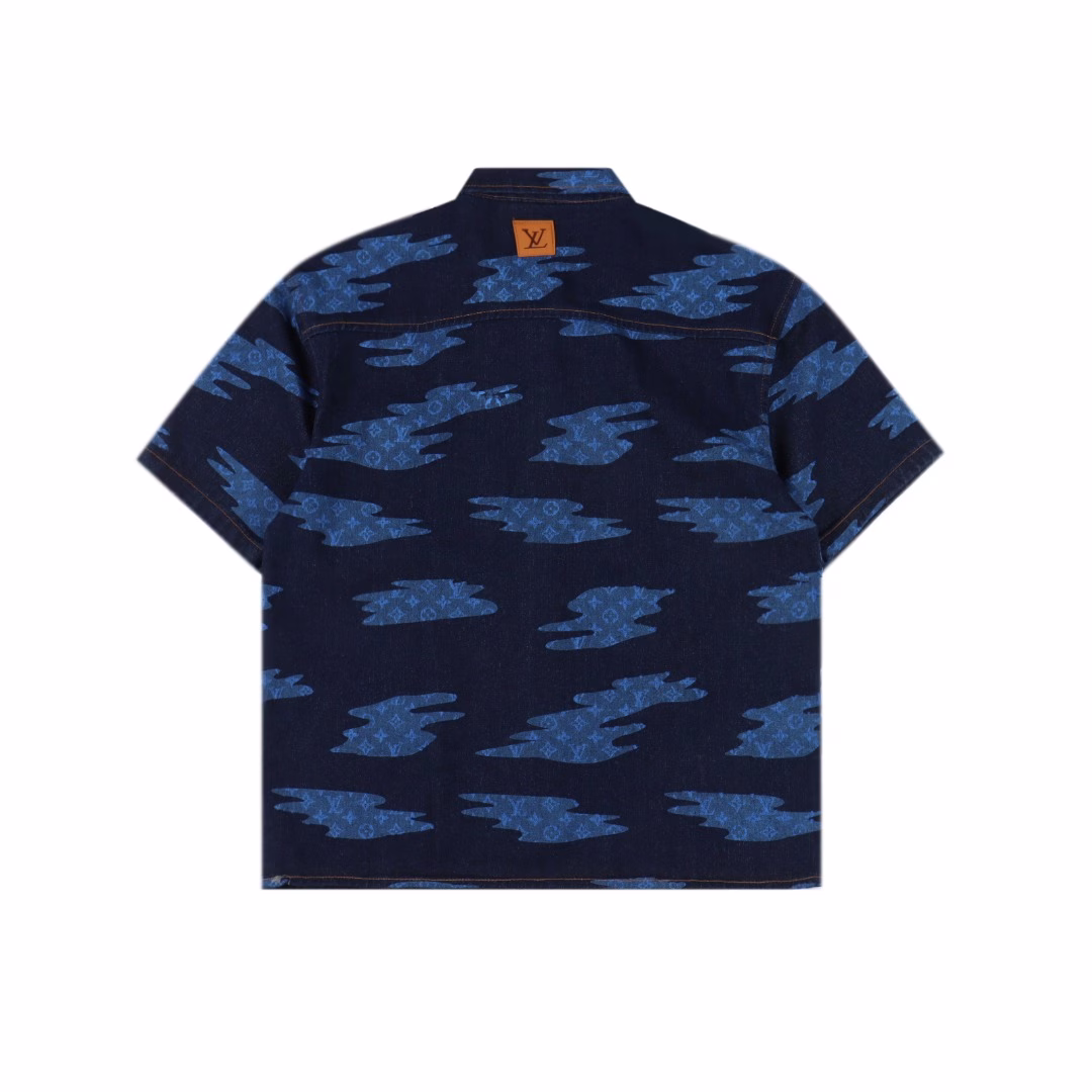 LOUIS VUITTON LV blue camouflage denim short-sleeved shirtMade of 480g washed dark blue denim, the whole body camouflage has 1v blason pattern, using exquisite special process processing, the popular color changes from light green to black and blue, matched with skateboard pants, creating a graphic overall shape