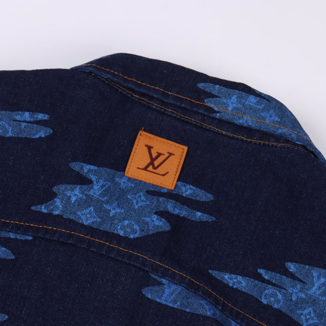 LOUIS VUITTON LV blue camouflage denim short-sleeved shirtMade of 480g washed dark blue denim, the whole body camouflage has 1v blason pattern, using exquisite special process processing, the popular color changes from light green to black and blue, matched with skateboard pants, creating a graphic overall shape
