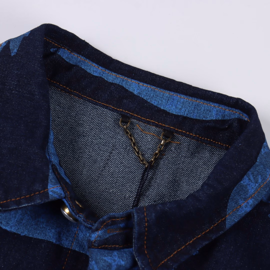 LOUIS VUITTON LV blue camouflage denim short-sleeved shirtMade of 480g washed dark blue denim, the whole body camouflage has 1v blason pattern, using exquisite special process processing, the popular color changes from light green to black and blue, matched with skateboard pants, creating a graphic overall shape