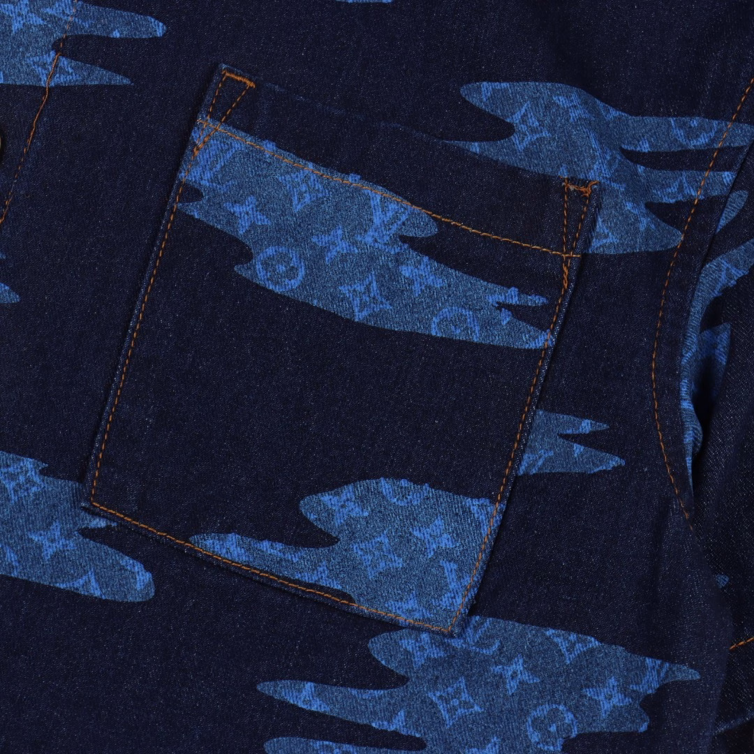 LOUIS VUITTON LV blue camouflage denim short-sleeved shirtMade of 480g washed dark blue denim, the whole body camouflage has 1v blason pattern, using exquisite special process processing, the popular color changes from light green to black and blue, matched with skateboard pants, creating a graphic overall shape