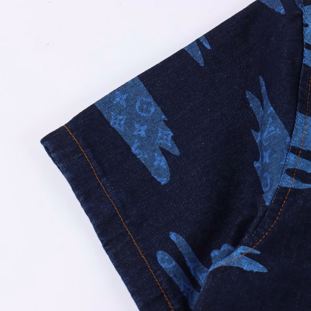 LOUIS VUITTON LV blue camouflage denim short-sleeved shirtMade of 480g washed dark blue denim, the whole body camouflage has 1v blason pattern, using exquisite special process processing, the popular color changes from light green to black and blue, matched with skateboard pants, creating a graphic overall shape