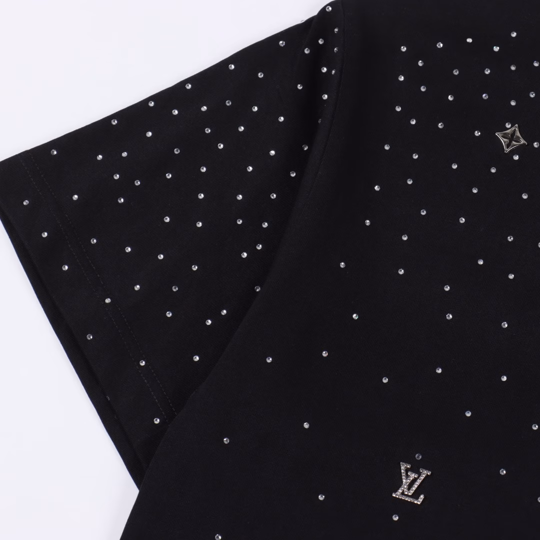 Louis Vuitton 25ss rivet logo full of stars hot diamond short-sleeved T-shirtLuxury dark high street, Harley rock punk spirit,Various mechanical style rivet combinations, matched with hot diamond craftsmanship, all handmade, heavy texture,All show its strong dark Gothic style, three-dimensional sense and fabric blended into one,Matched with imported Middle Eastern diamonds, high-temperature hot diamonds are not easy to fall off, super exquisite, simply the ceiling,Using 260g double yarn smooth fabric, after high-temperature pre-shrinkage treatment, the weight is as high as 260g, matching the same cylinder 1x1 thread,Repeated washing is not easy to deform, full of details, customized matching accessories,The style is old rock retro, workmanship and texture are first-class