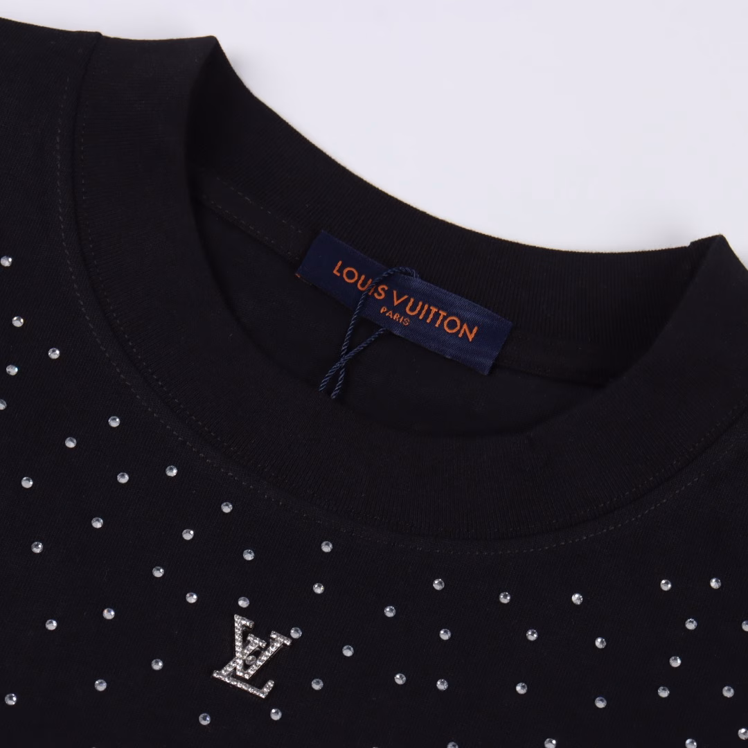 Louis Vuitton 25ss rivet logo full of stars hot diamond short-sleeved T-shirtLuxury dark high street, Harley rock punk spirit,Various mechanical style rivet combinations, matched with hot diamond craftsmanship, all handmade, heavy texture,All show its strong dark Gothic style, three-dimensional sense and fabric blended into one,Matched with imported Middle Eastern diamonds, high-temperature hot diamonds are not easy to fall off, super exquisite, simply the ceiling,Using 260g double yarn smooth fabric, after high-temperature pre-shrinkage treatment, the weight is as high as 260g, matching the same cylinder 1x1 thread,Repeated washing is not easy to deform, full of details, customized matching accessories,The style is old rock retro, workmanship and texture are first-class