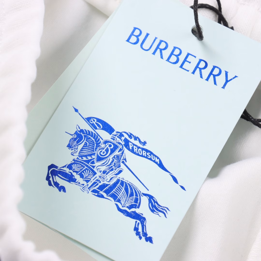 Burberry 25ss Phantom Horse Print ShortsBurberry's new white shorts, minimalist silhouette, high waist cut with neat trouser lines, both modify the leg shape and bring a sense of relaxation. Built-in elastic waistband, contrasting trouser strings, classic blue horse embellishment, looming echo the brand's iconic elements, the fabric is 80% cotton + 20% lyocell, the texture is soft and skin-friendly, the bio-washing technology makes the fabric softer and softer, and the breathability is maximized, walking in the hot summer is like wearing a breeze.