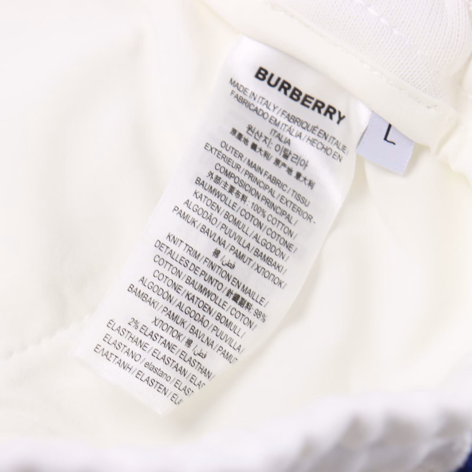 Burberry 25ss Phantom Horse Print ShortsBurberry's new white shorts, minimalist silhouette, high waist cut with neat trouser lines, both modify the leg shape and bring a sense of relaxation. Built-in elastic waistband, contrasting trouser strings, classic blue horse embellishment, looming echo the brand's iconic elements, the fabric is 80% cotton + 20% lyocell, the texture is soft and skin-friendly, the bio-washing technology makes the fabric softer and softer, and the breathability is maximized, walking in the hot summer is like wearing a breeze.