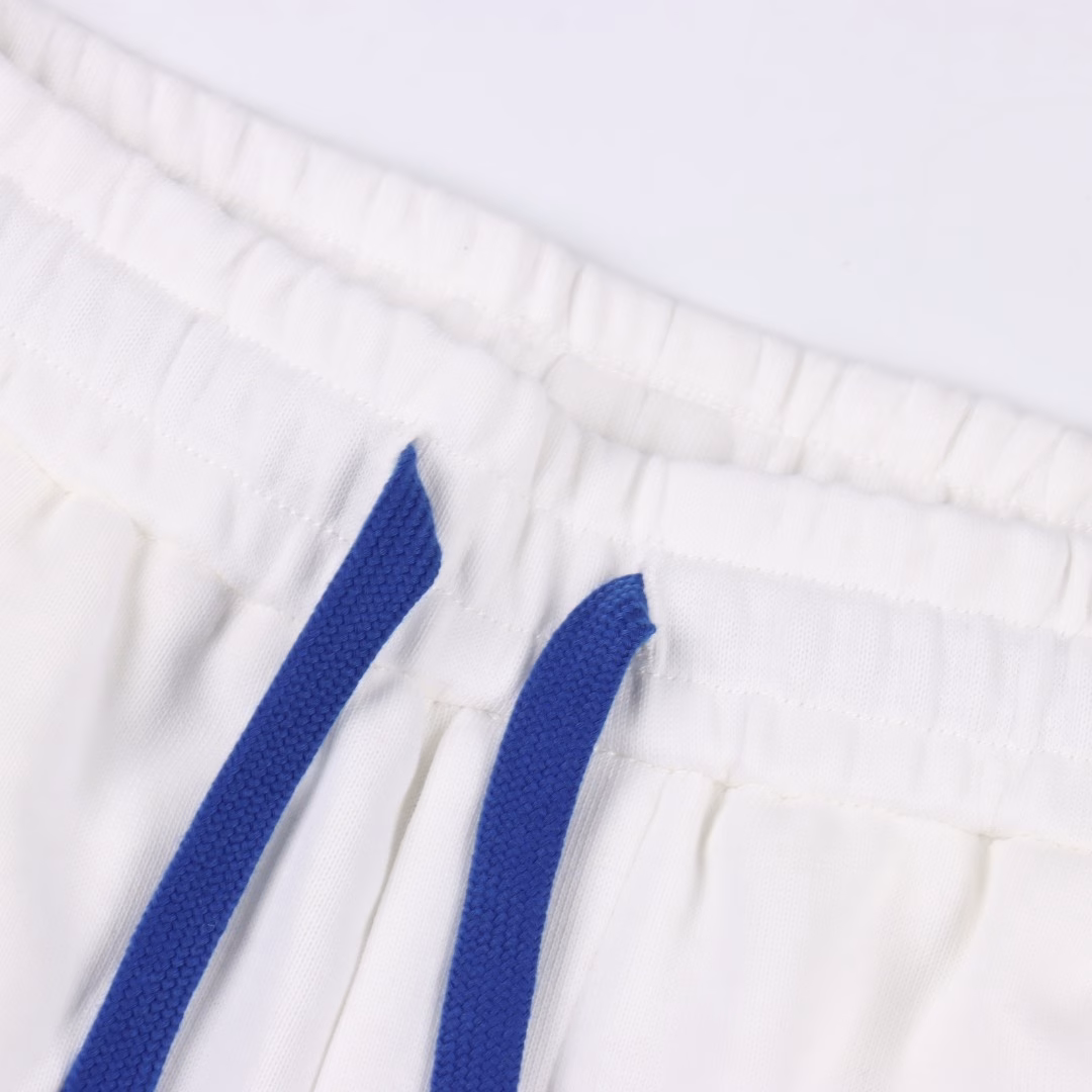 Burberry 25ss Phantom Horse Print ShortsBurberry's new white shorts, minimalist silhouette, high waist cut with neat trouser lines, both modify the leg shape and bring a sense of relaxation. Built-in elastic waistband, contrasting trouser strings, classic blue horse embellishment, looming echo the brand's iconic elements, the fabric is 80% cotton + 20% lyocell, the texture is soft and skin-friendly, the bio-washing technology makes the fabric softer and softer, and the breathability is maximized, walking in the hot summer is like wearing a breeze.