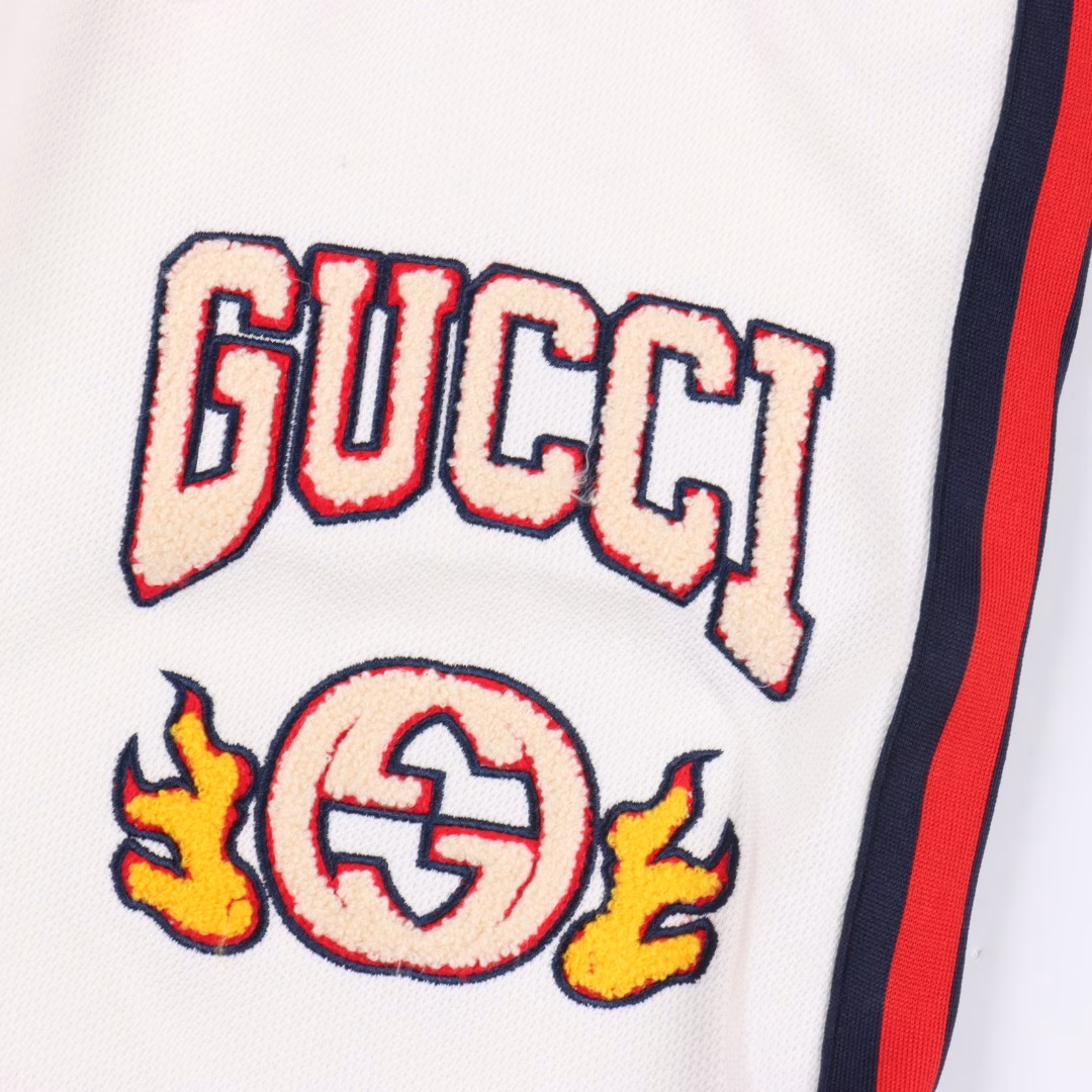 Gucci flame logo towel embroidered letter shortsNew aesthetic inspiration fun design, channel nature boutique. Make the overall design more elegant and fashionable, the hottest series this summer, sought after by countless celebrities and trendsetters. The neat details of the cutting process add color to the fun fashion! The neat and meticulous, fitted version structure is even more ingenious, the upper body is not only recognizable but also youthful. A style with extreme wearing meaning and wearing performance, gorgeous color matching, this style of craftsmanship must also be extremely extraordinary, the comfort of the upper body is absolutely strong enough, and it is also a manifestation of the essence of luxury! Soft and thin, the touch is extremely seductive, the breathability is very strong, especially suitable for the needs of spring and summer, a proper wearing enjoyment, and the details and webbing craftsmanship are perfect, more advanced!