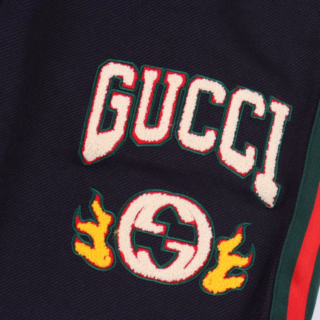 Gucci flame logo towel embroidered letter shortsNew aesthetic inspiration fun design, channel nature boutique. Make the overall design more elegant and fashionable, the hottest series this summer, sought after by countless celebrities and trendsetters. The neat details of the cutting process add color to the fun fashion! The neat and meticulous, fitted version structure is even more ingenious, the upper body is not only recognizable but also youthful. A style with extreme wearing meaning and wearing performance, gorgeous color matching, this style of craftsmanship must also be extremely extraordinary, the comfort of the upper body is absolutely strong enough, and it is also a manifestation of the essence of luxury! Soft and thin, the touch is extremely seductive, the breathability is very strong, especially suitable for the needs of spring and summer, a proper wearing enjoyment, and the details and webbing craftsmanship are perfect, more advanced!