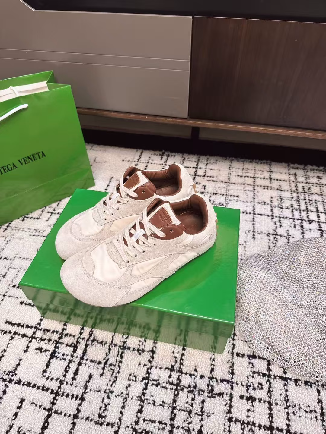 Bottega Veneta BV 25ss new model Forrest Gump shoes Dexter sneakersSneaker technology nylon and suede, inspired by retro sneakers, a new interpretation of classic sneakers, lightweight, comfortable and breathable summer must-have itemsThe sole uses a classic woven texture, which is highly recognizable, and nylon suede stitching, full of texture