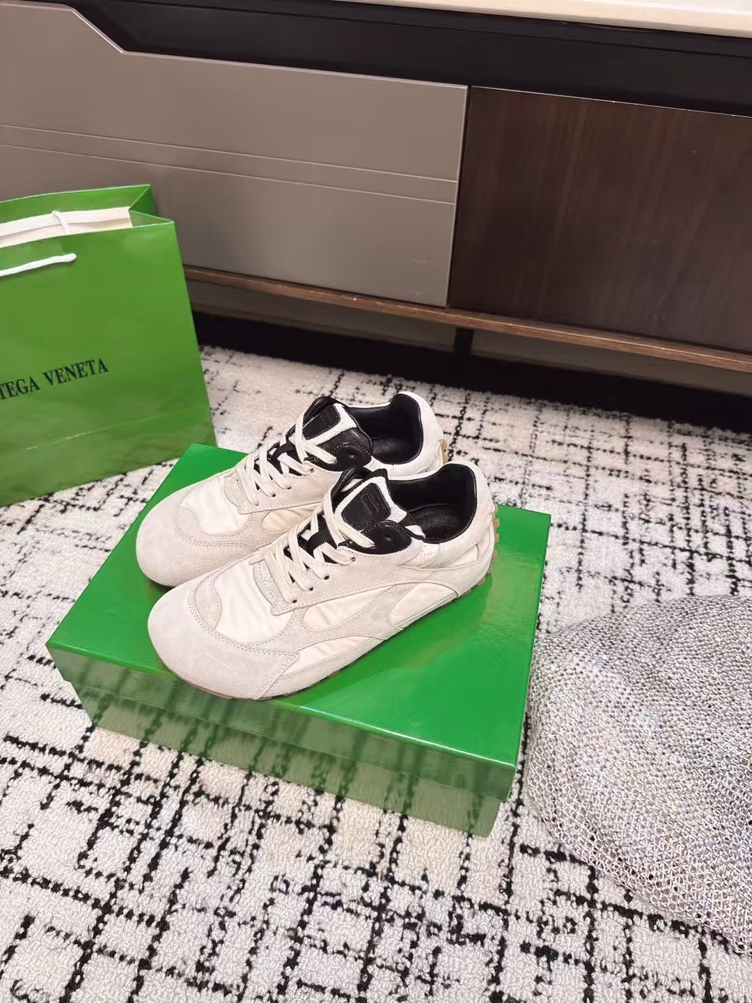 Bottega Veneta BV 25ss new model Forrest Gump shoes Dexter sneakersSneaker technology nylon and suede, inspired by retro sneakers, a new interpretation of classic sneakers, lightweight, comfortable and breathable summer must-have itemsThe sole uses a classic woven texture, which is highly recognizable, and nylon suede stitching, full of texture