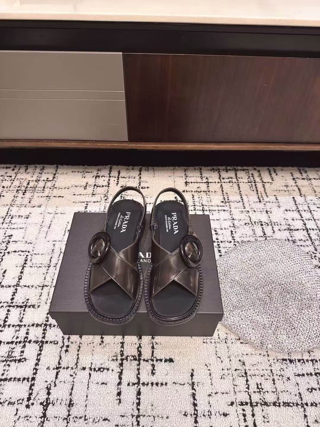 Prada 25ss latest cross sandals for spring and summerMany internet celebrities and fashion bloggers recommend it. Must-have sandals for summer. Retro, fashionable and avant-garde soles and uppers make the whole pair of shoes light and comfortable. It meets the various choices of fashionable people with different styles. It is very comfortable to wear. The iconic metal triangle logo is matched with the shape of ancient beach sandals. Every design element is fashionable. Original molded rubber outsole