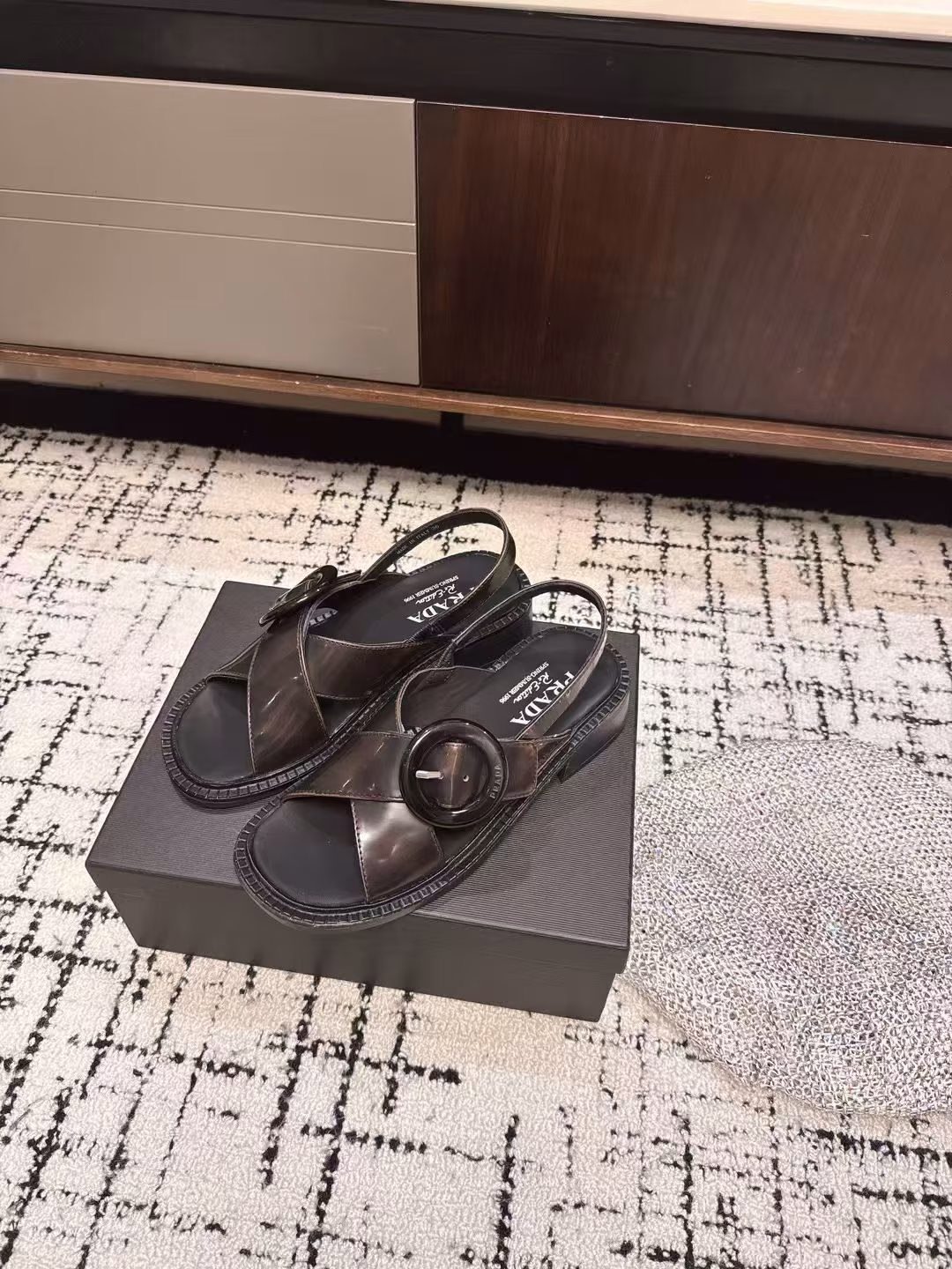 Prada 25ss latest cross sandals for spring and summerMany internet celebrities and fashion bloggers recommend it. Must-have sandals for summer. Retro, fashionable and avant-garde soles and uppers make the whole pair of shoes light and comfortable. It meets the various choices of fashionable people with different styles. It is very comfortable to wear. The iconic metal triangle logo is matched with the shape of ancient beach sandals. Every design element is fashionable. Original molded rubber outsole