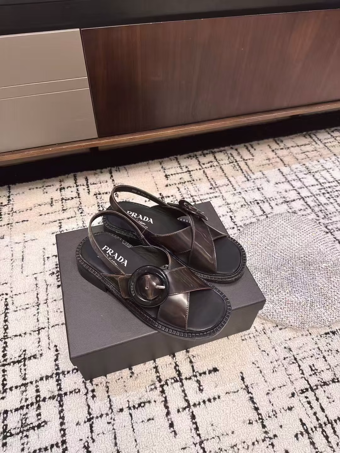 Prada 25ss latest cross sandals for spring and summerMany internet celebrities and fashion bloggers recommend it. Must-have sandals for summer. Retro, fashionable and avant-garde soles and uppers make the whole pair of shoes light and comfortable. It meets the various choices of fashionable people with different styles. It is very comfortable to wear. The iconic metal triangle logo is matched with the shape of ancient beach sandals. Every design element is fashionable. Original molded rubber outsole