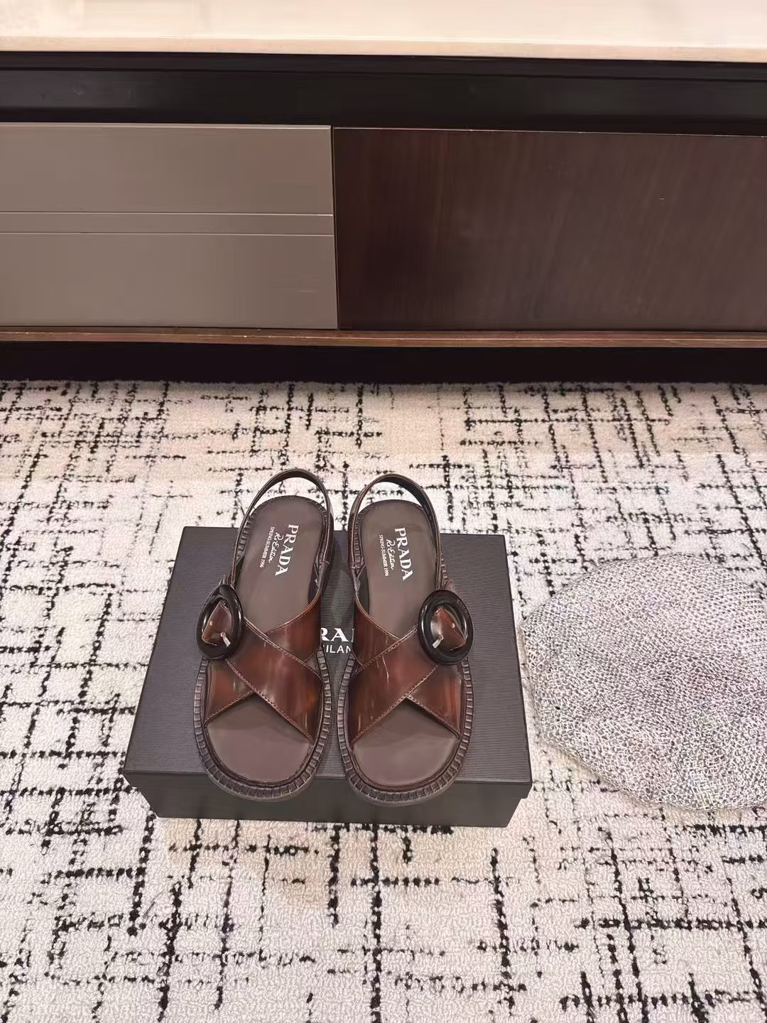 Prada 25ss latest cross sandals for spring and summerMany internet celebrities and fashion bloggers recommend it. Must-have sandals for summer. Retro, fashionable and avant-garde soles and uppers make the whole pair of shoes light and comfortable. It meets the various choices of fashionable people with different styles. It is very comfortable to wear. The iconic metal triangle logo is matched with the shape of ancient beach sandals. Every design element is fashionable. Original molded rubber outsole