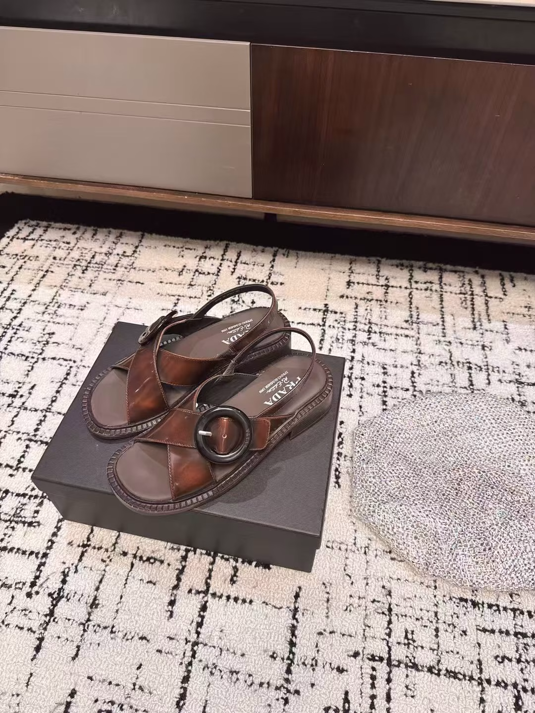 Prada 25ss latest cross sandals for spring and summerMany internet celebrities and fashion bloggers recommend it. Must-have sandals for summer. Retro, fashionable and avant-garde soles and uppers make the whole pair of shoes light and comfortable. It meets the various choices of fashionable people with different styles. It is very comfortable to wear. The iconic metal triangle logo is matched with the shape of ancient beach sandals. Every design element is fashionable. Original molded rubber outsole
