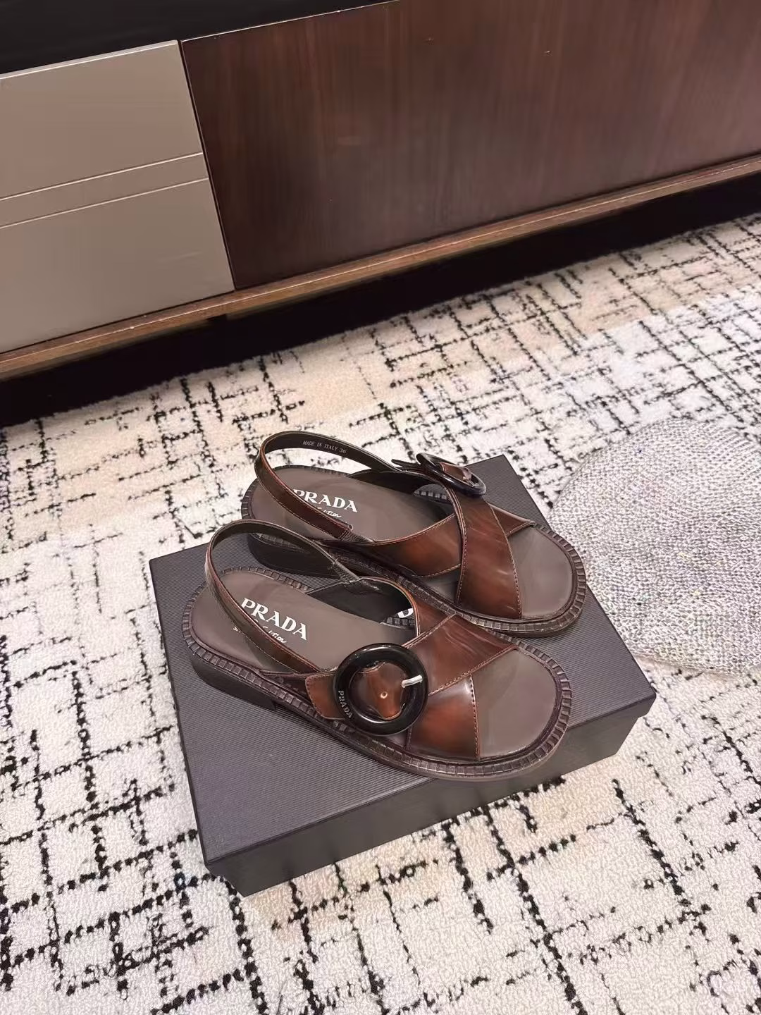 Prada 25ss latest cross sandals for spring and summerMany internet celebrities and fashion bloggers recommend it. Must-have sandals for summer. Retro, fashionable and avant-garde soles and uppers make the whole pair of shoes light and comfortable. It meets the various choices of fashionable people with different styles. It is very comfortable to wear. The iconic metal triangle logo is matched with the shape of ancient beach sandals. Every design element is fashionable. Original molded rubber outsole