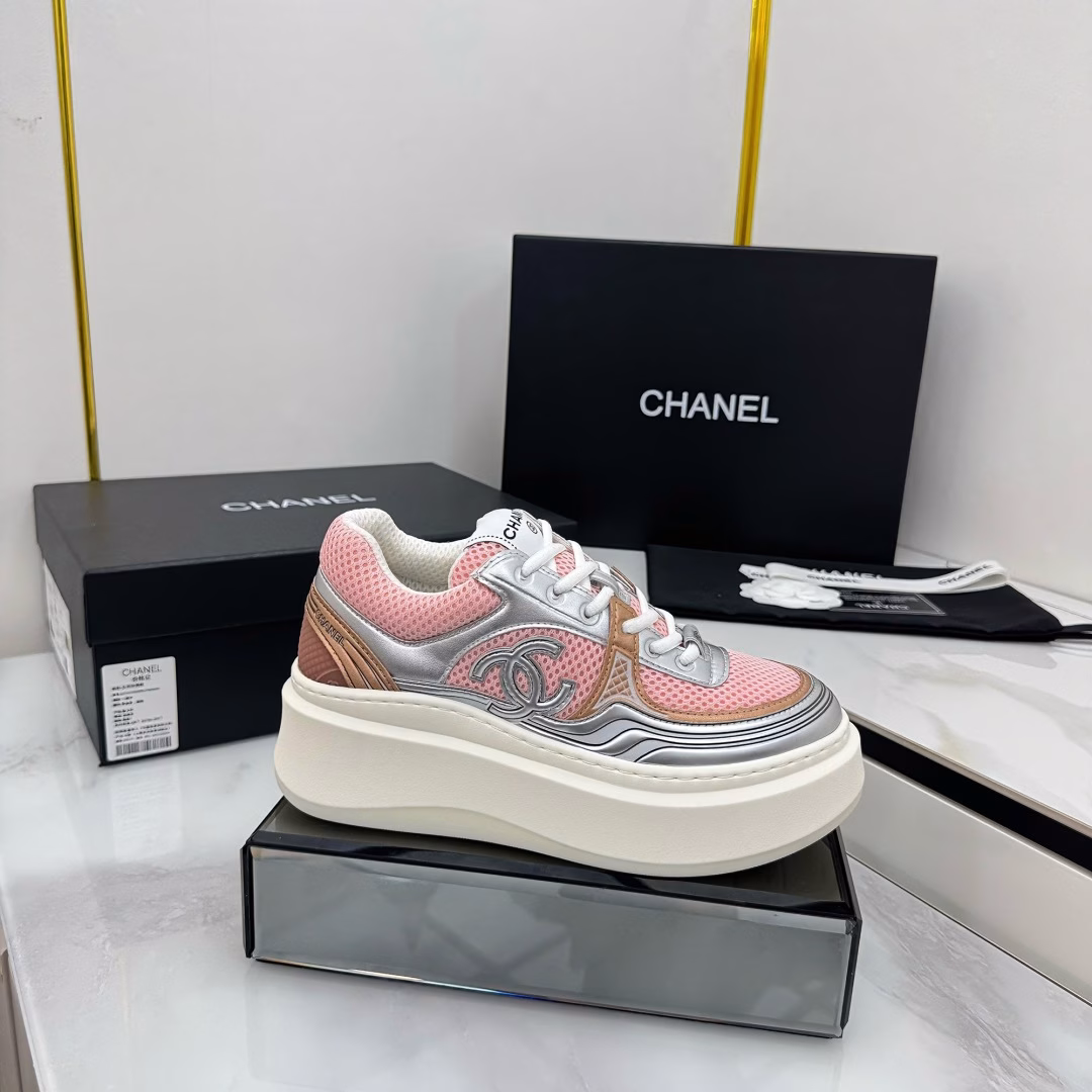 Chanel Panda Shoes! 2025 Top-notch Casual SneakersThis classic design; the upper is embroidered with various techniques; the outsole is fashionable and sporty; it is extraordinary with multiple color matching elements…The diversified mix and match is very beautiful and versatile, and can be used for leisure, fashion, sports, and outdoor activities…