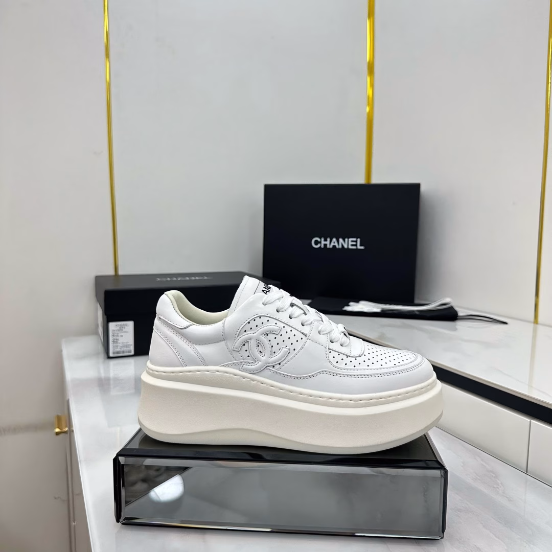Chanel Panda Shoes! 2025 Top-notch Casual SneakersThis classic design; the upper is embroidered with various techniques; the outsole is fashionable and sporty; it is extraordinary with multiple color matching elements…The diversified mix and match is very beautiful and versatile, and can be used for leisure, fashion, sports, and outdoor activities…