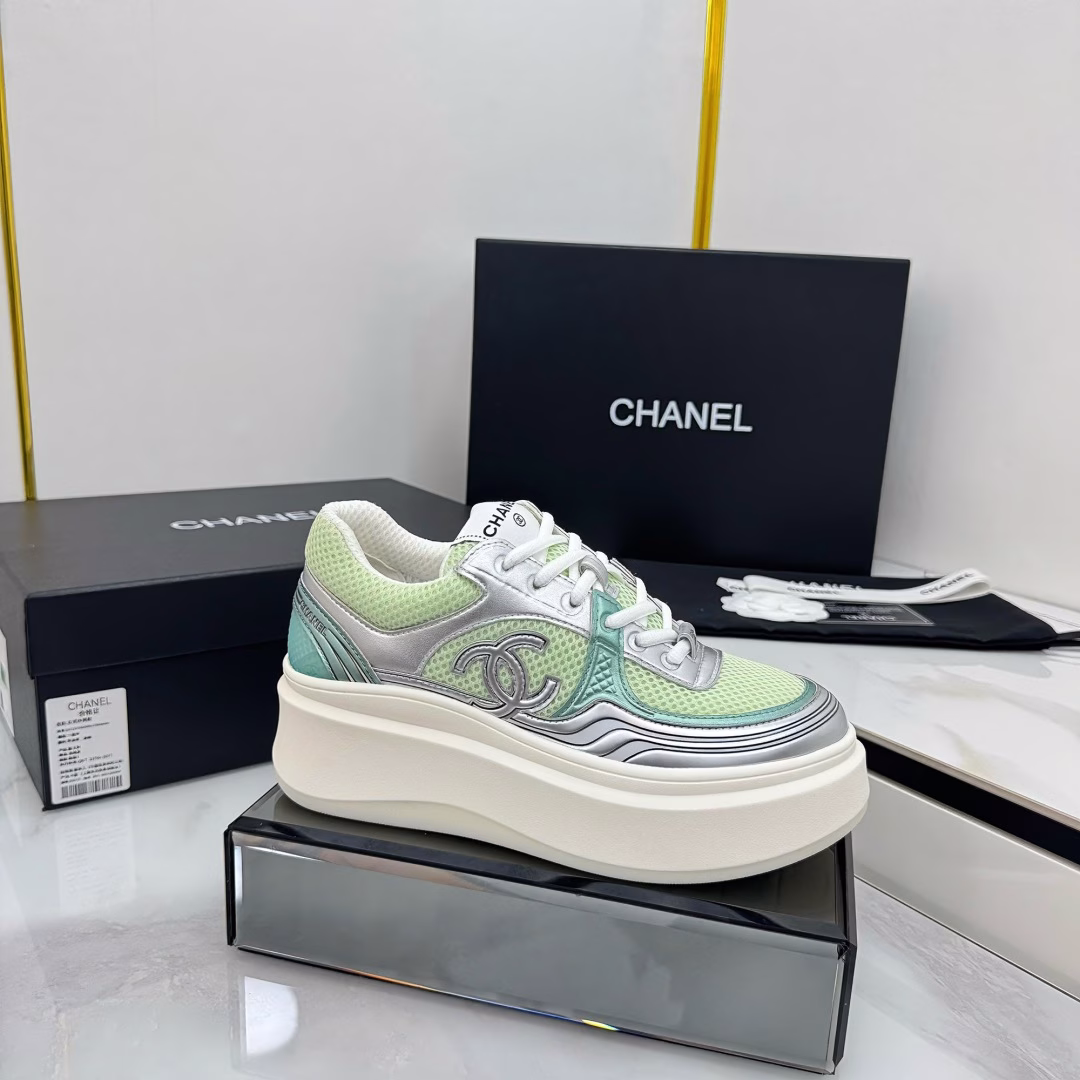 Chanel Panda Shoes! 2025 Top-notch Casual SneakersThis classic design; the upper is embroidered with various techniques; the outsole is fashionable and sporty; it is extraordinary with multiple color matching elements…The diversified mix and match is very beautiful and versatile, and can be used for leisure, fashion, sports, and outdoor activities…