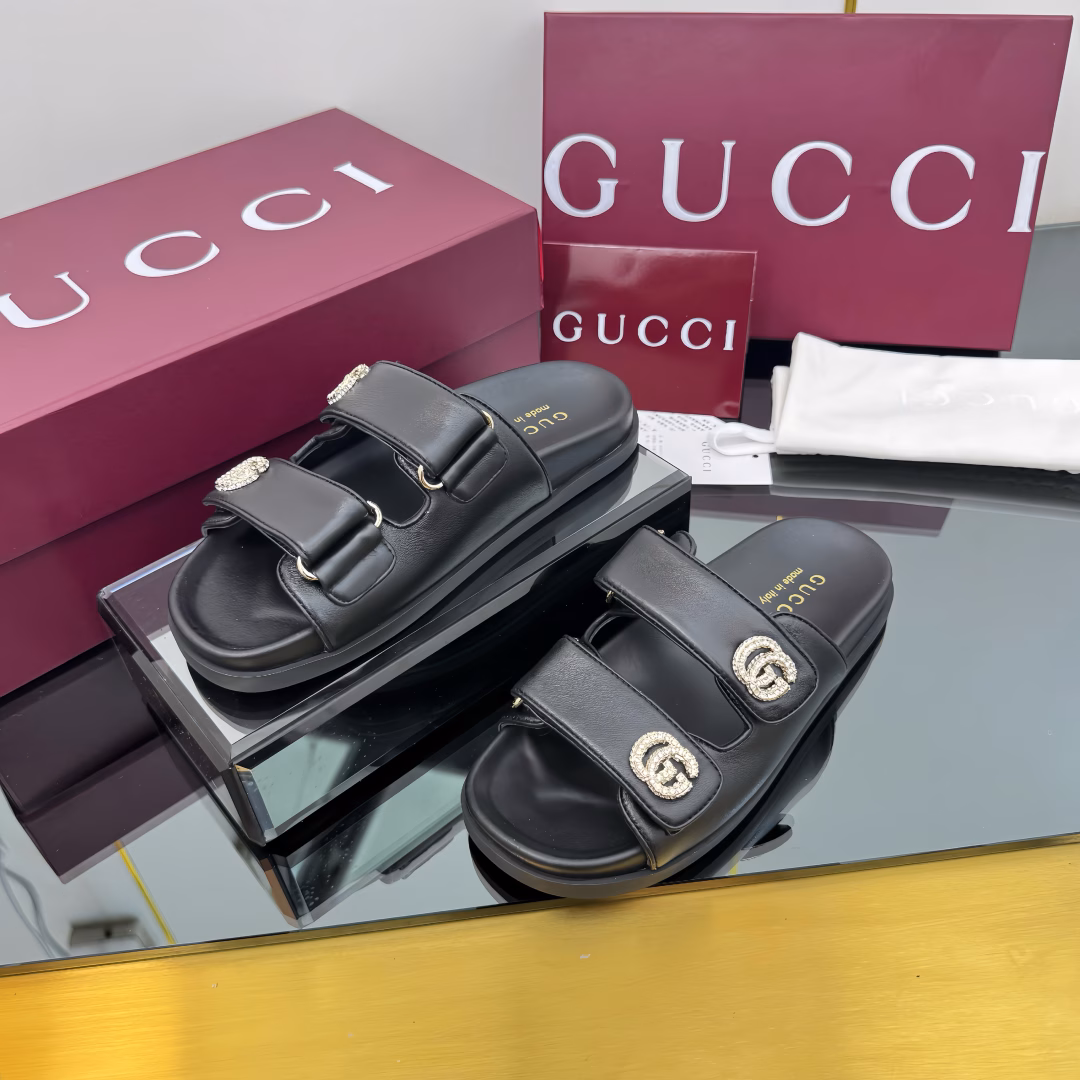 Gucci's modern design aesthetic explores a unique path of craftsmanship, combining classic elements of the House with its beloved logo. The sandal is embellished with the beloved Double G hardware, which adds a subtle touch of logo charm to the design and complements the versatility of the Velcro strap.