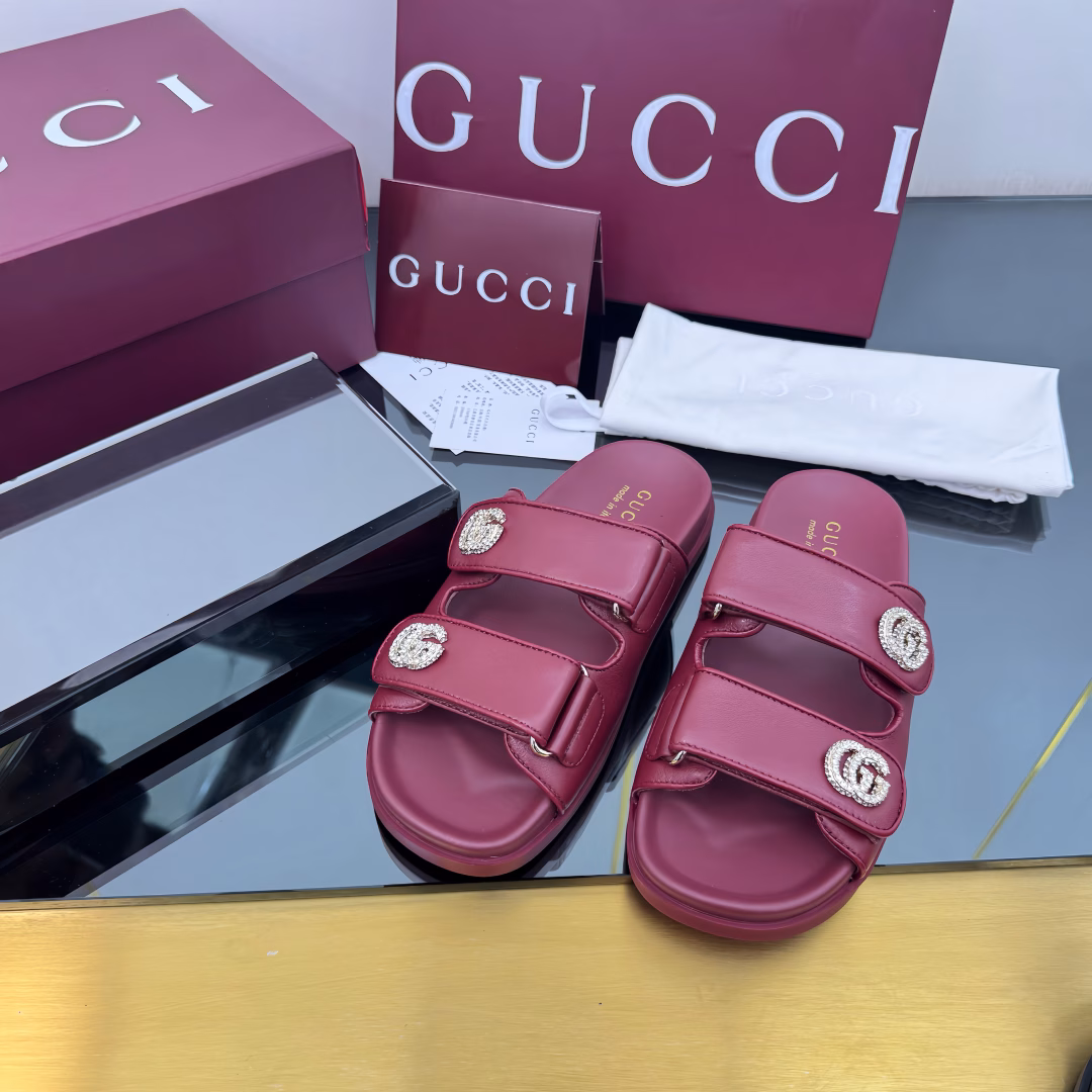 Gucci's modern design aesthetic explores a unique path of craftsmanship, combining classic elements of the House with its beloved logo. The sandal is embellished with the beloved Double G hardware, which adds a subtle touch of logo charm to the design and complements the versatility of the Velcro strap.